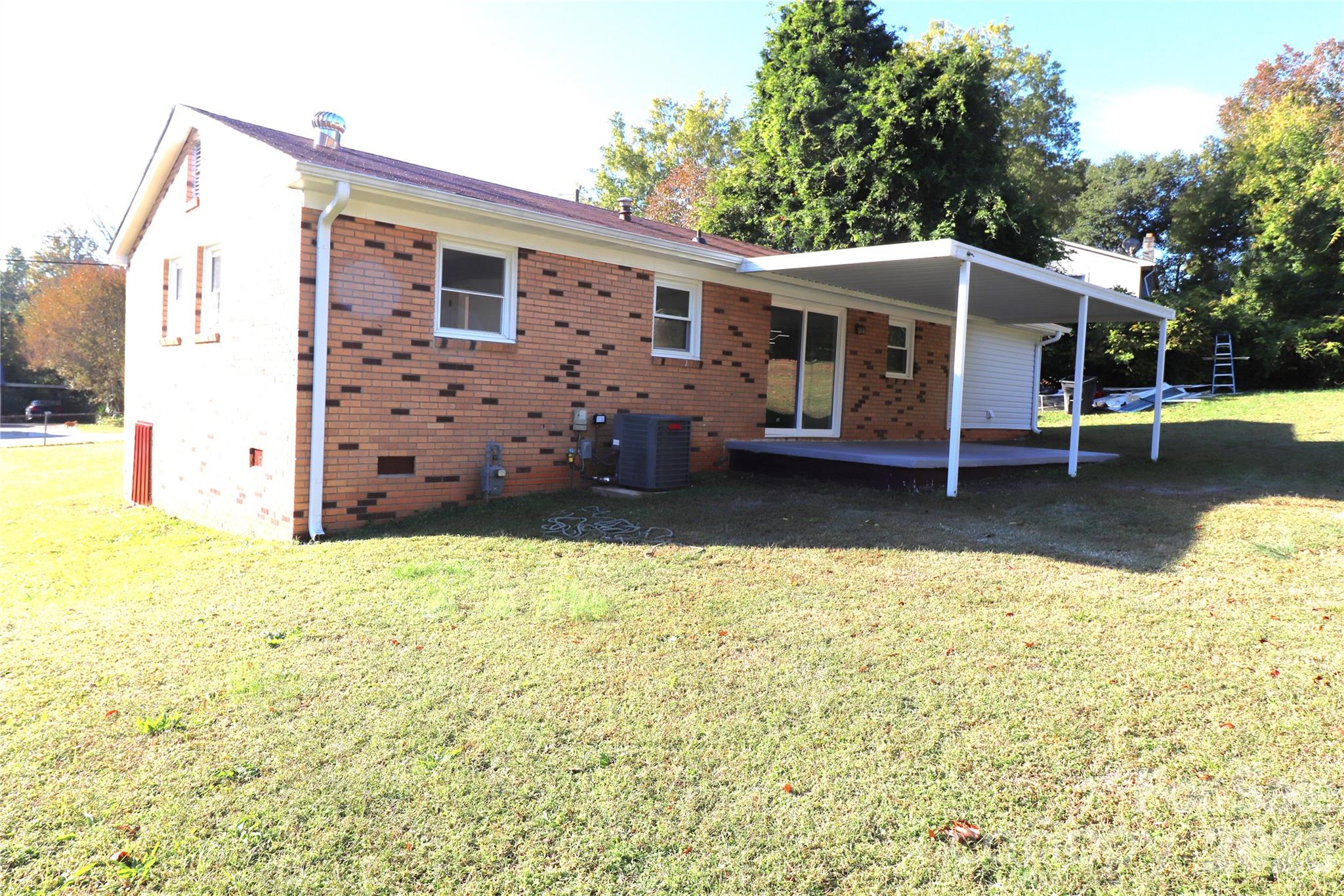 Single Family Residence at 2310 Woodleaf Drive, Gastonia, photo 28 of 33
