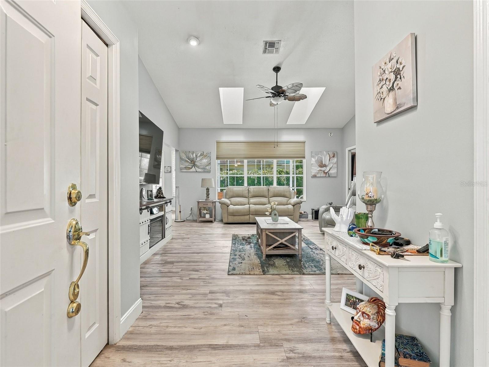 Front Foyer - 19480 SW 94TH ST, DUNNELLON