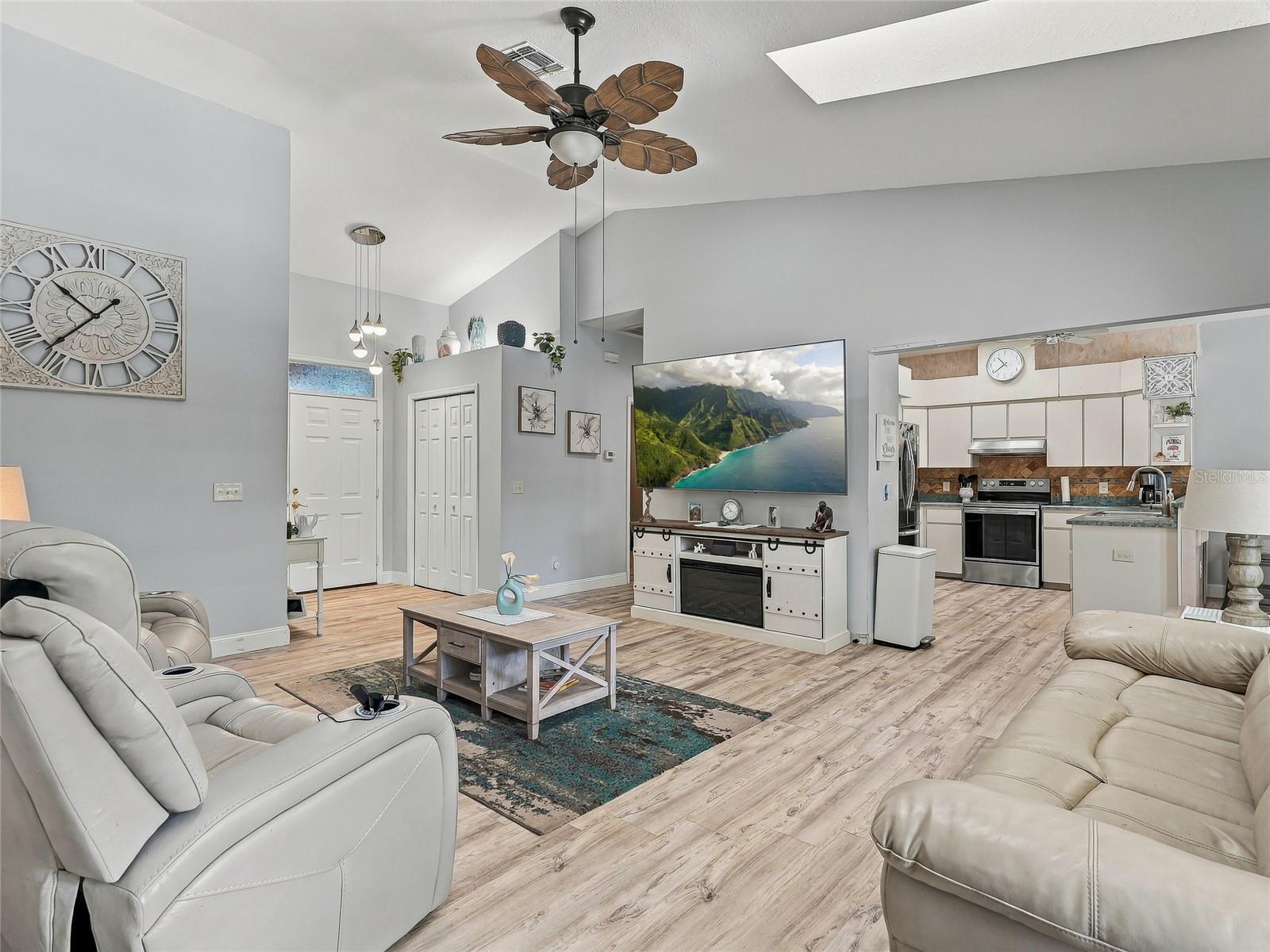 Living Room - 19480 SW 94TH ST, DUNNELLON