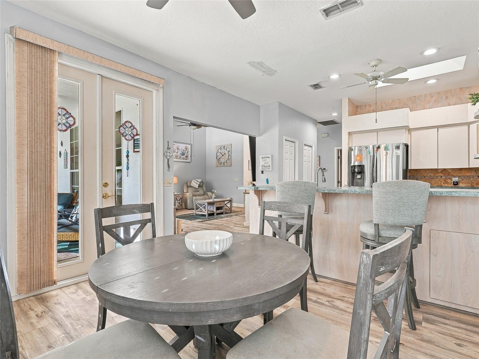 Eat-In Kitchen Nook - 19480 SW 94TH ST, DUNNELLON