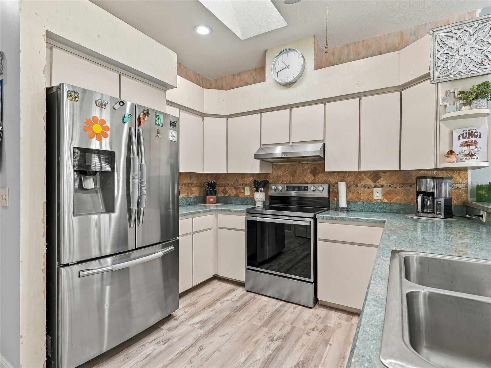Stainless Steel Appliances - 19480 SW 94TH ST, DUNNELLON
