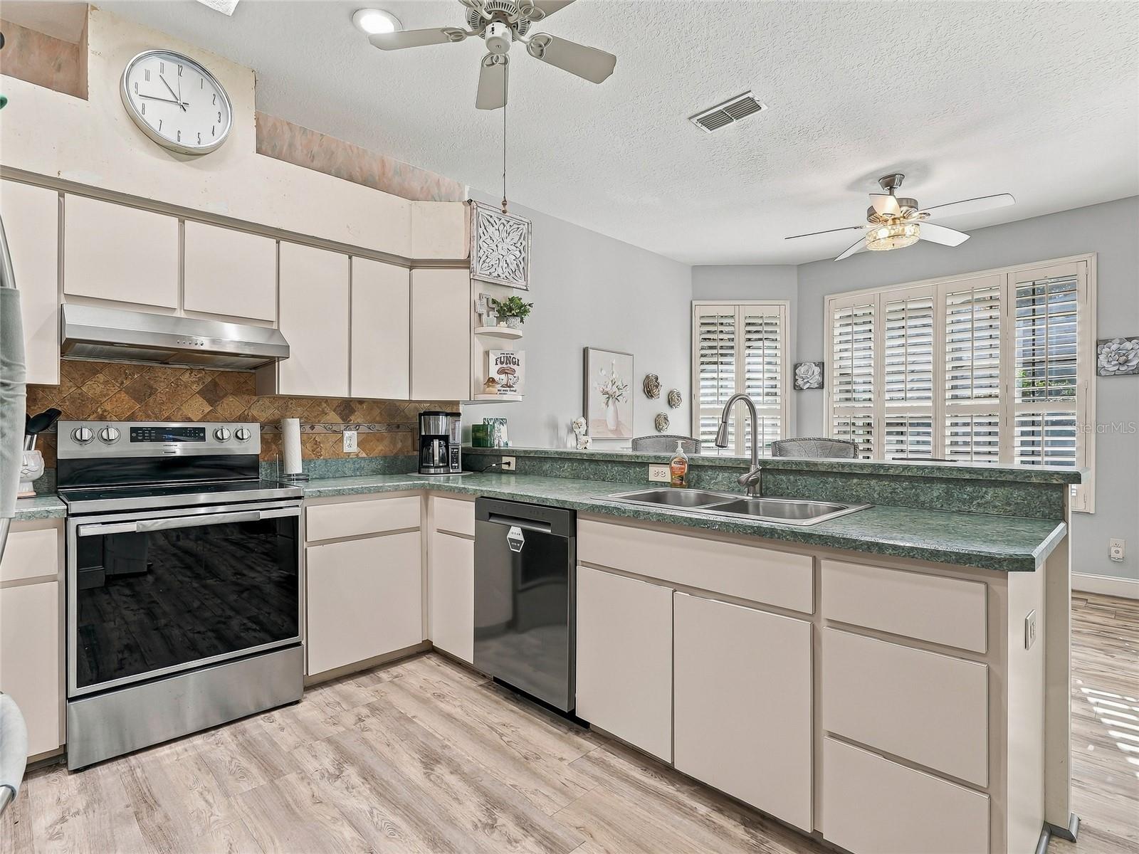 Stainless Steel Appliances - 19480 SW 94TH ST, DUNNELLON