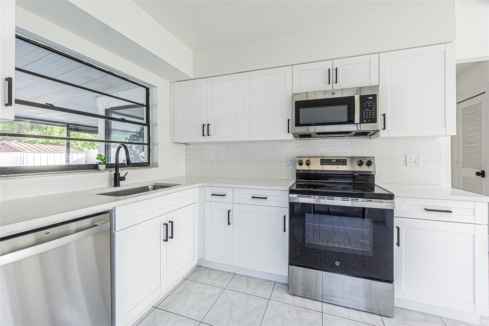 Single Family Residence at 10305 BRAMBLEWOOD PL, TAMPA, photo 5 of 21