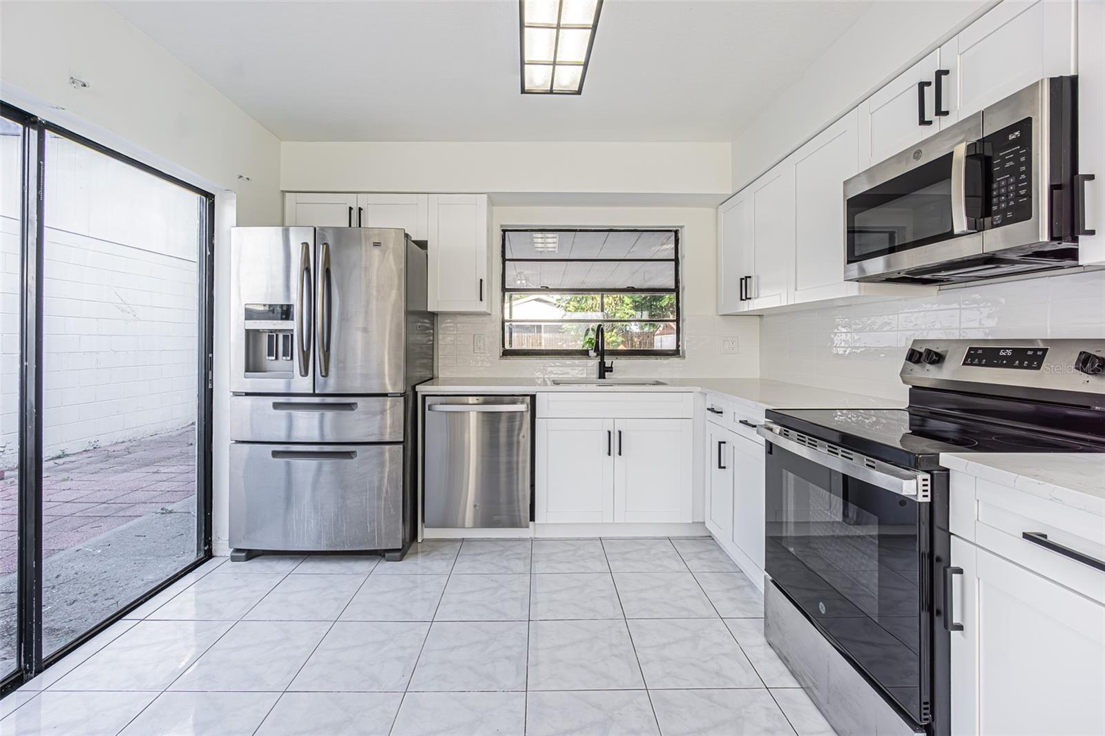 Single Family Residence at 10305 BRAMBLEWOOD PL, TAMPA, photo 6 of 21