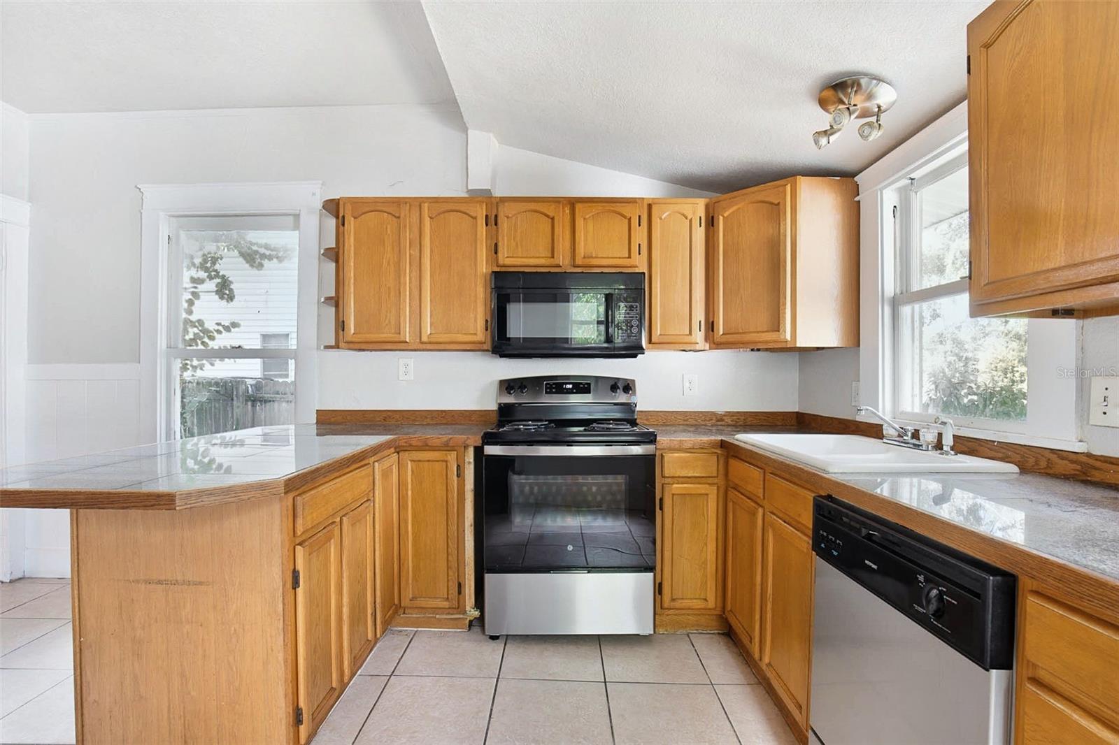 Single Family Residence at 508 E HUGH ST, TAMPA, photo 8 of 27