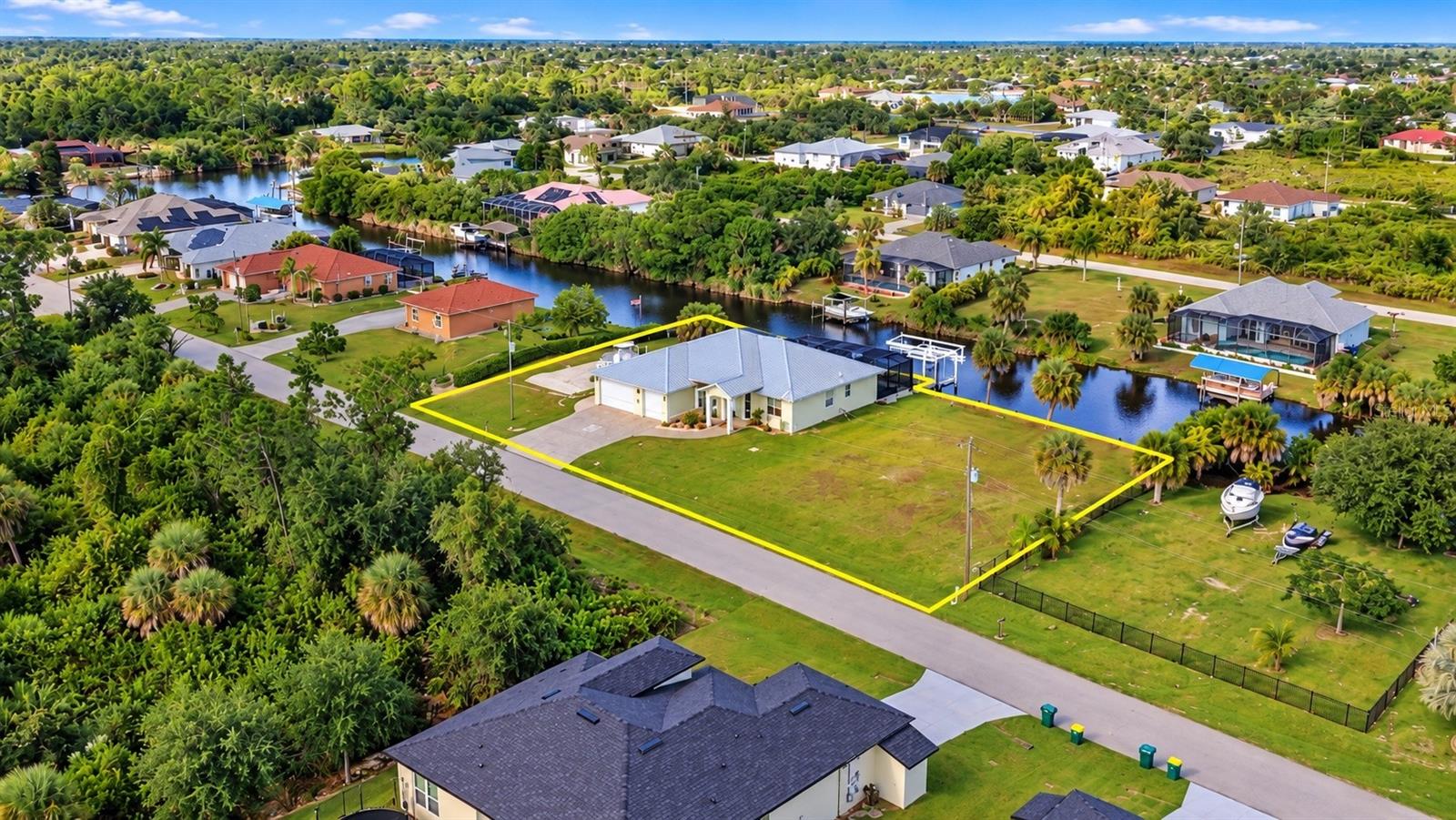 Single Family Residence at 13662 BEGONIA CIR, PORT CHARLOTTE, photo 4 of 39