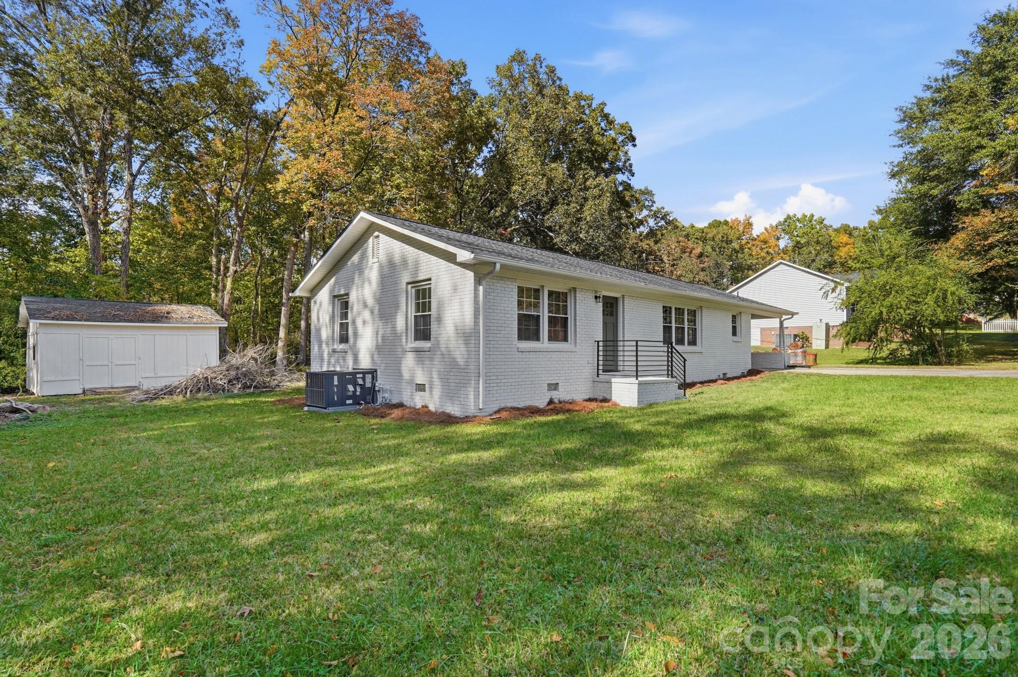 Single Family Residence at 1580 Pinewood Avenue, Lancaster, photo 5 of 33
