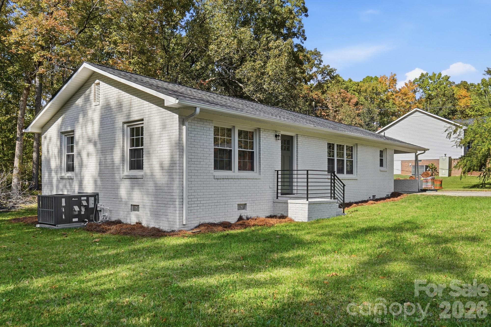 Single Family Residence at 1580 Pinewood Avenue, Lancaster, photo 6 of 33