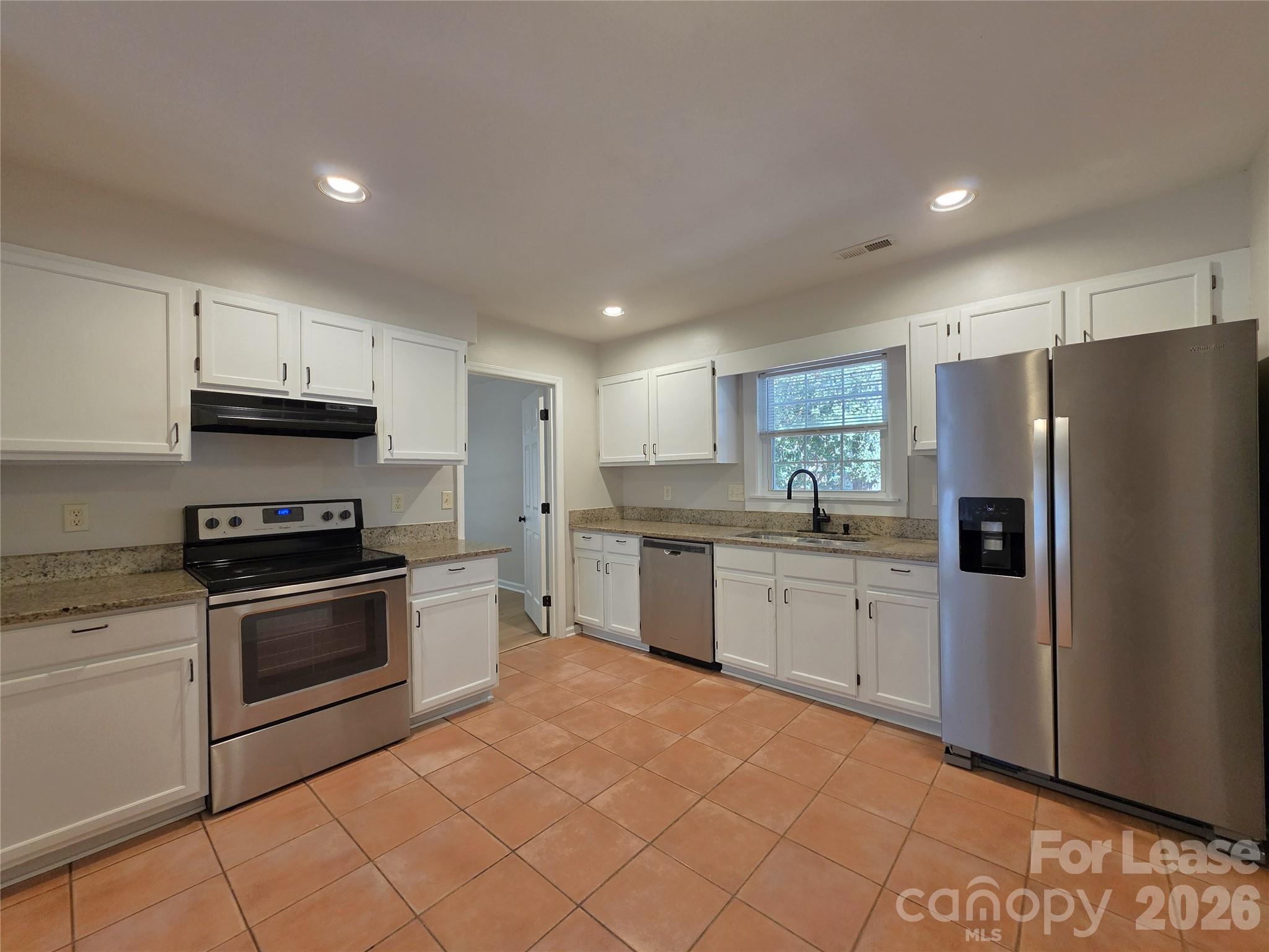 Single Family Residence at 5516 River Falls Drive, Charlotte, photo 4 of 25