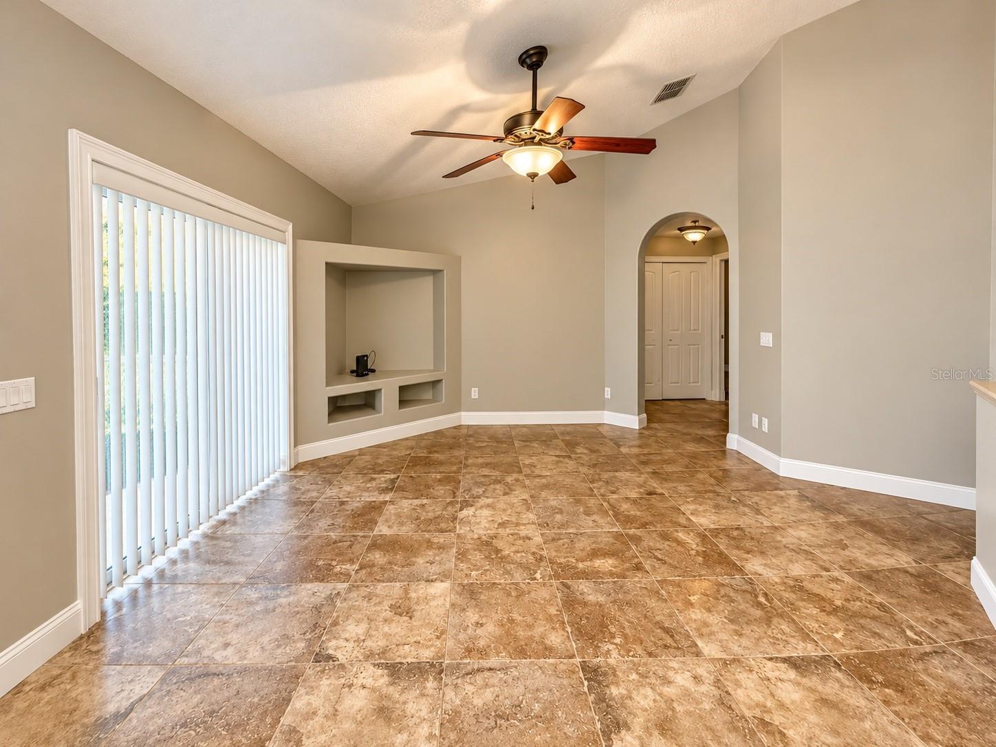 Kiving room - 860 HICKORY AVE, ORANGE CITY