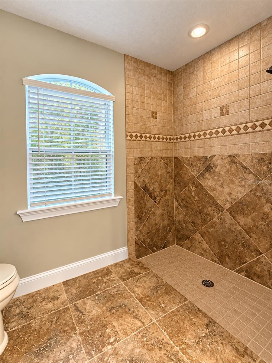 2nd Bath Shower - 860 HICKORY AVE, ORANGE CITY
