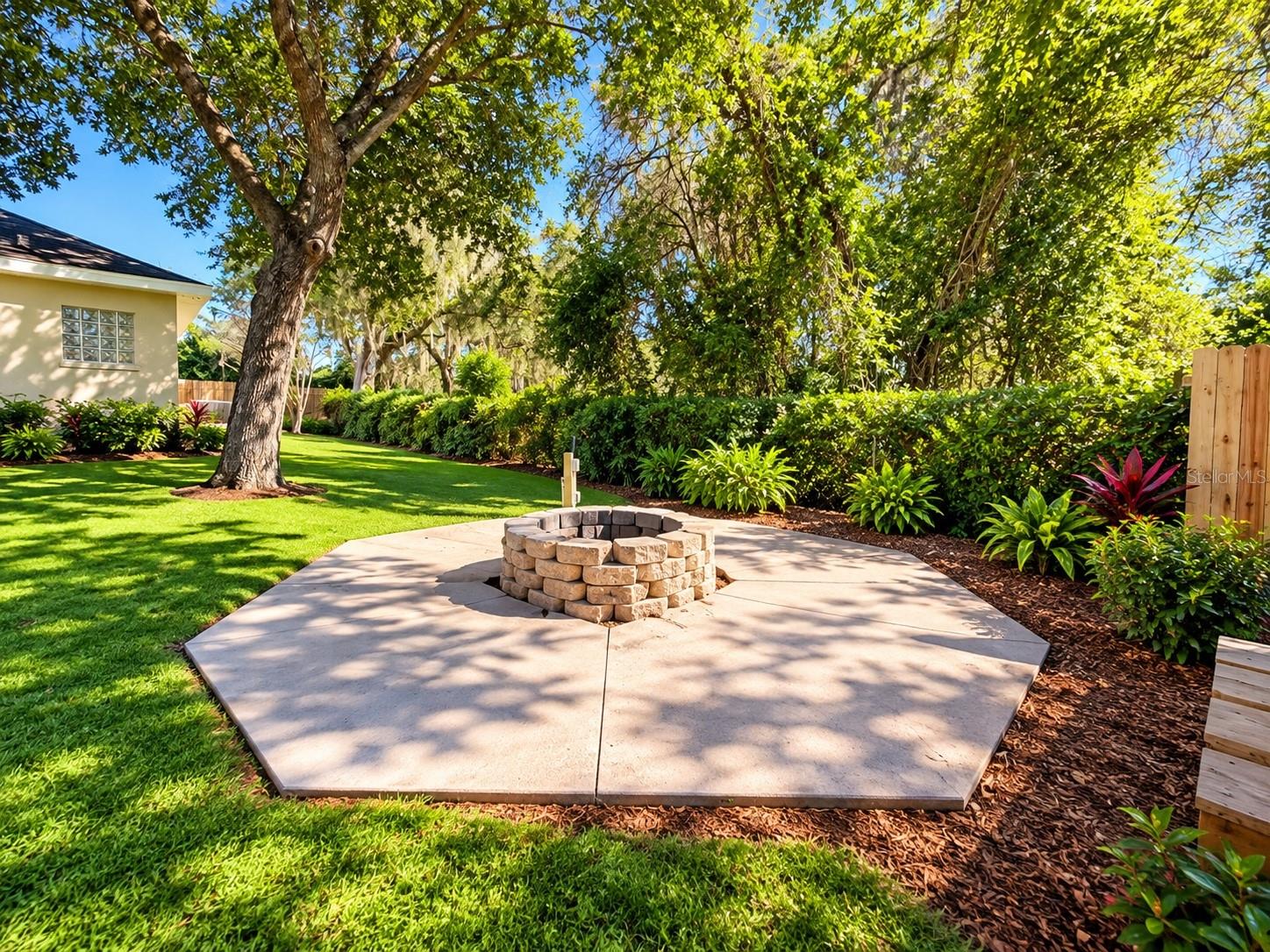 Fire Pit - 860 HICKORY AVE, ORANGE CITY