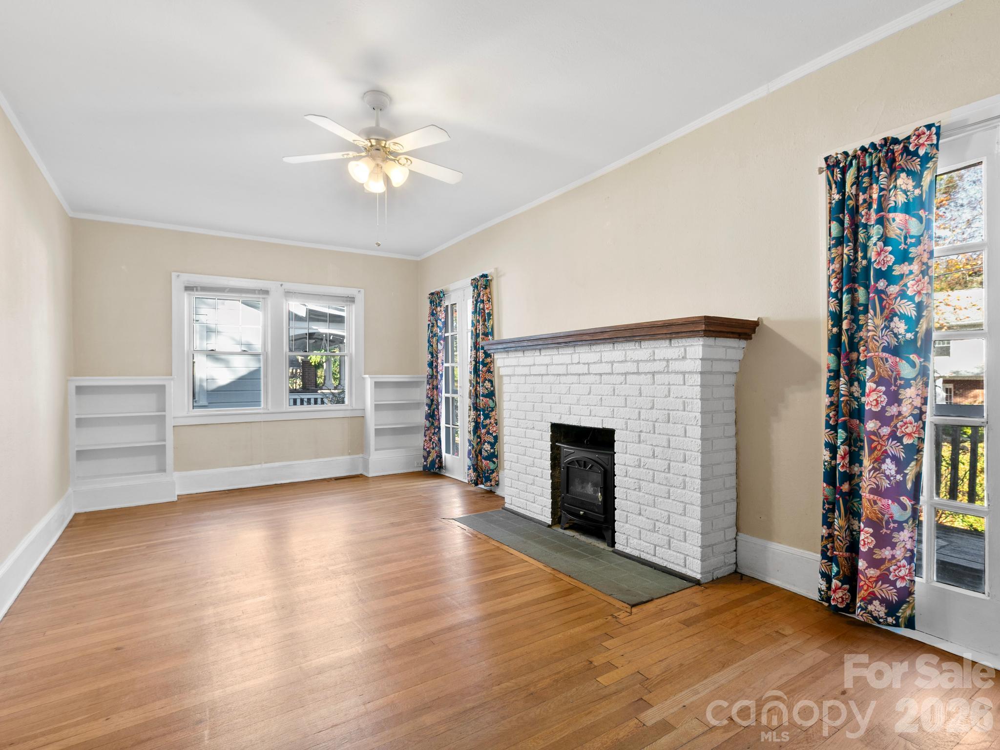 Single Family Residence at 27 Warwick Road, Asheville, photo 2 of 21