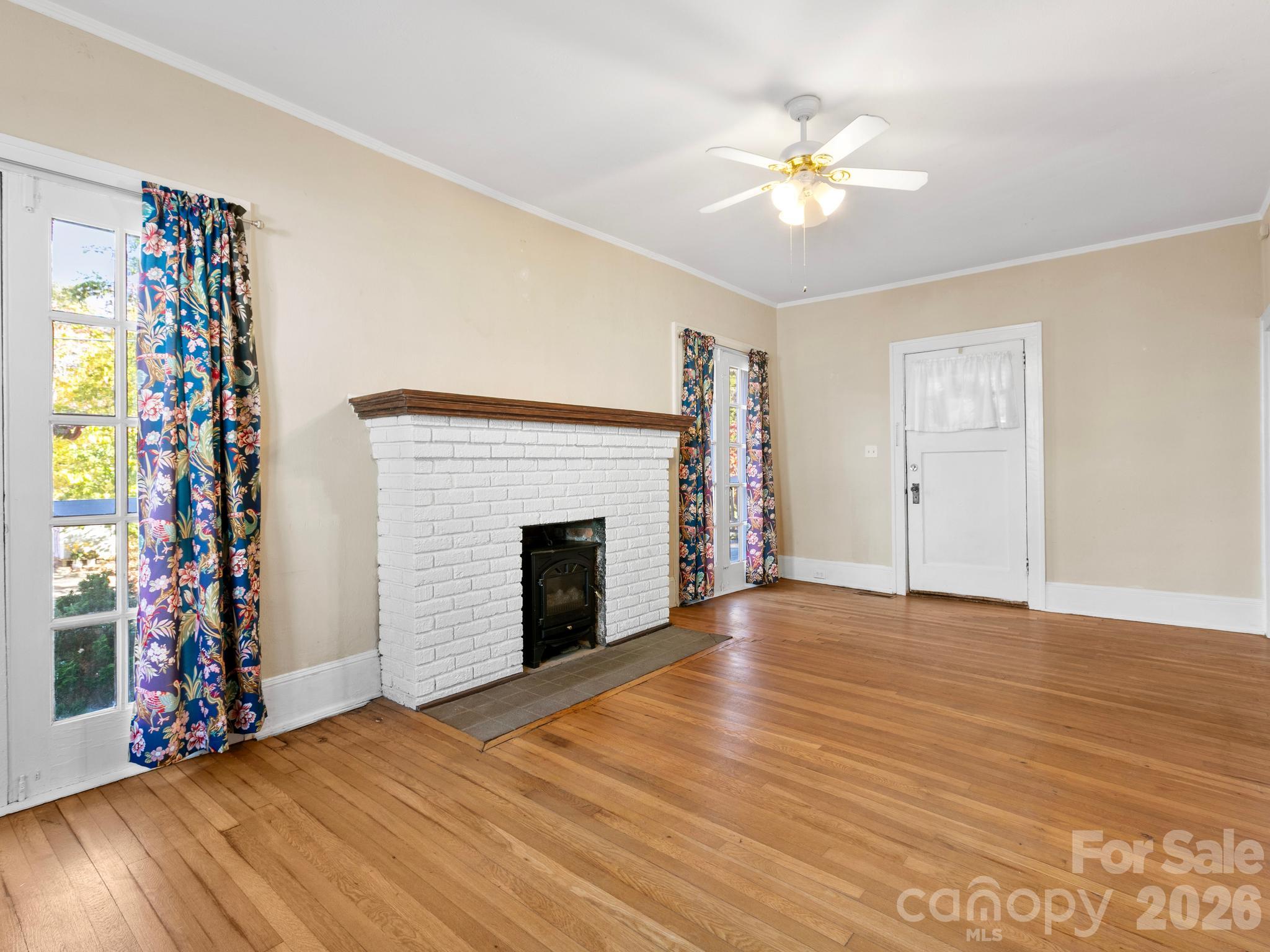 Single Family Residence at 27 Warwick Road, Asheville, photo 3 of 21