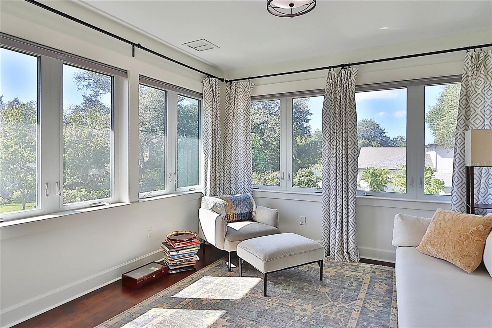 natural light  abounds in the sitting area of primary suite - 3106 W WYOMING AVE, TAMPA