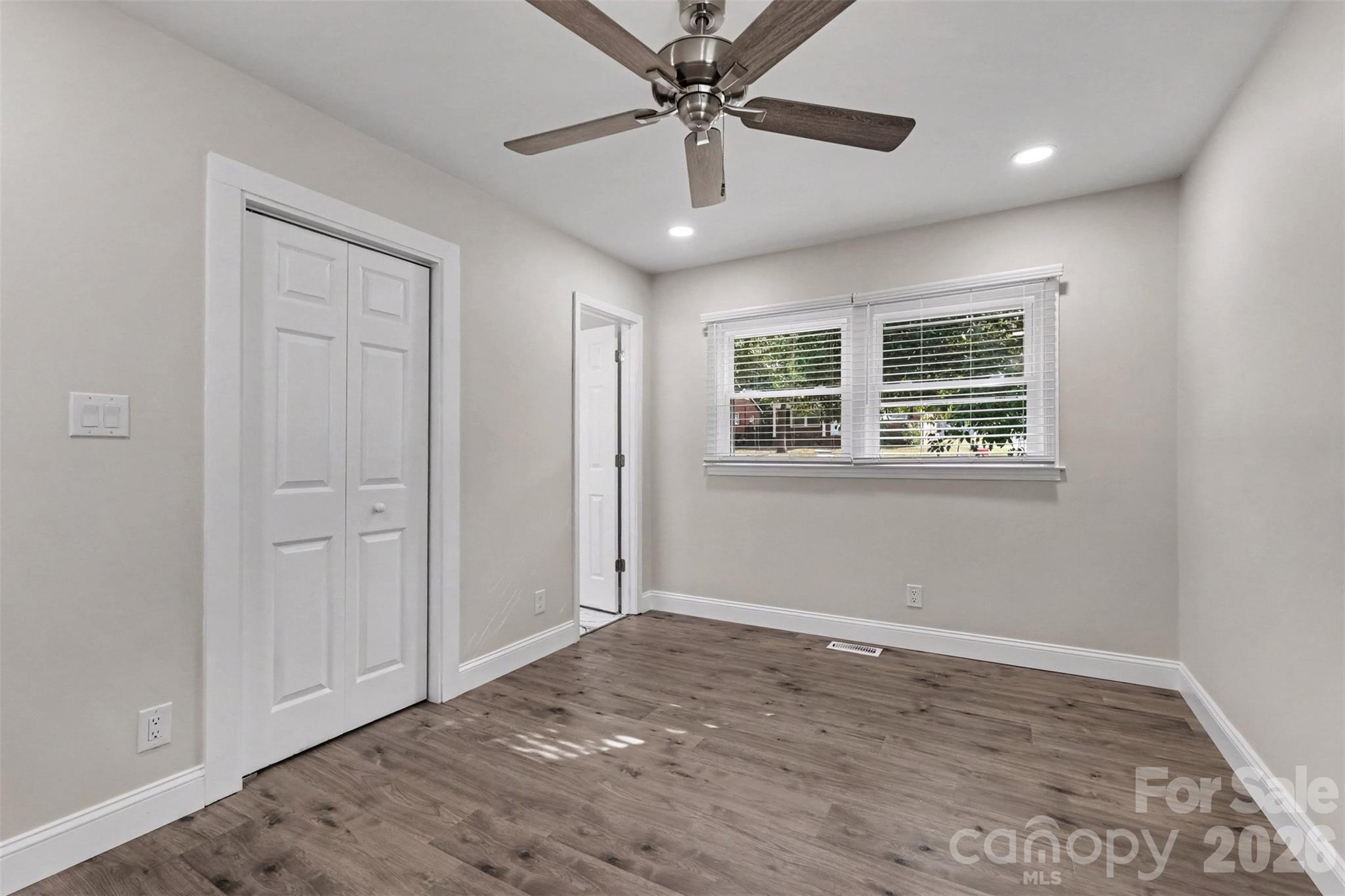 Primary bedroom w/ensuite bathroom - 1801 Dallas Avenue, Charlotte