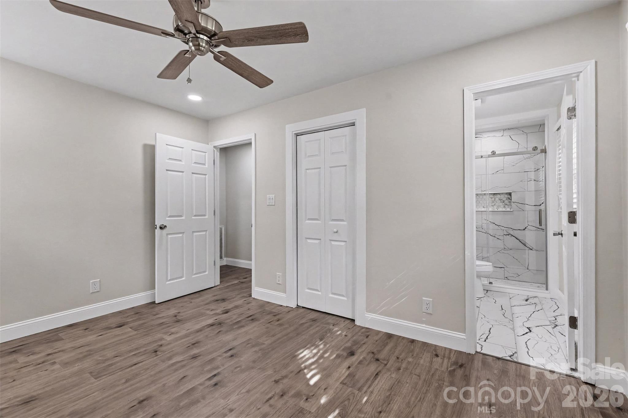 Primary bedroom w/ensuite bathroom - 1801 Dallas Avenue, Charlotte