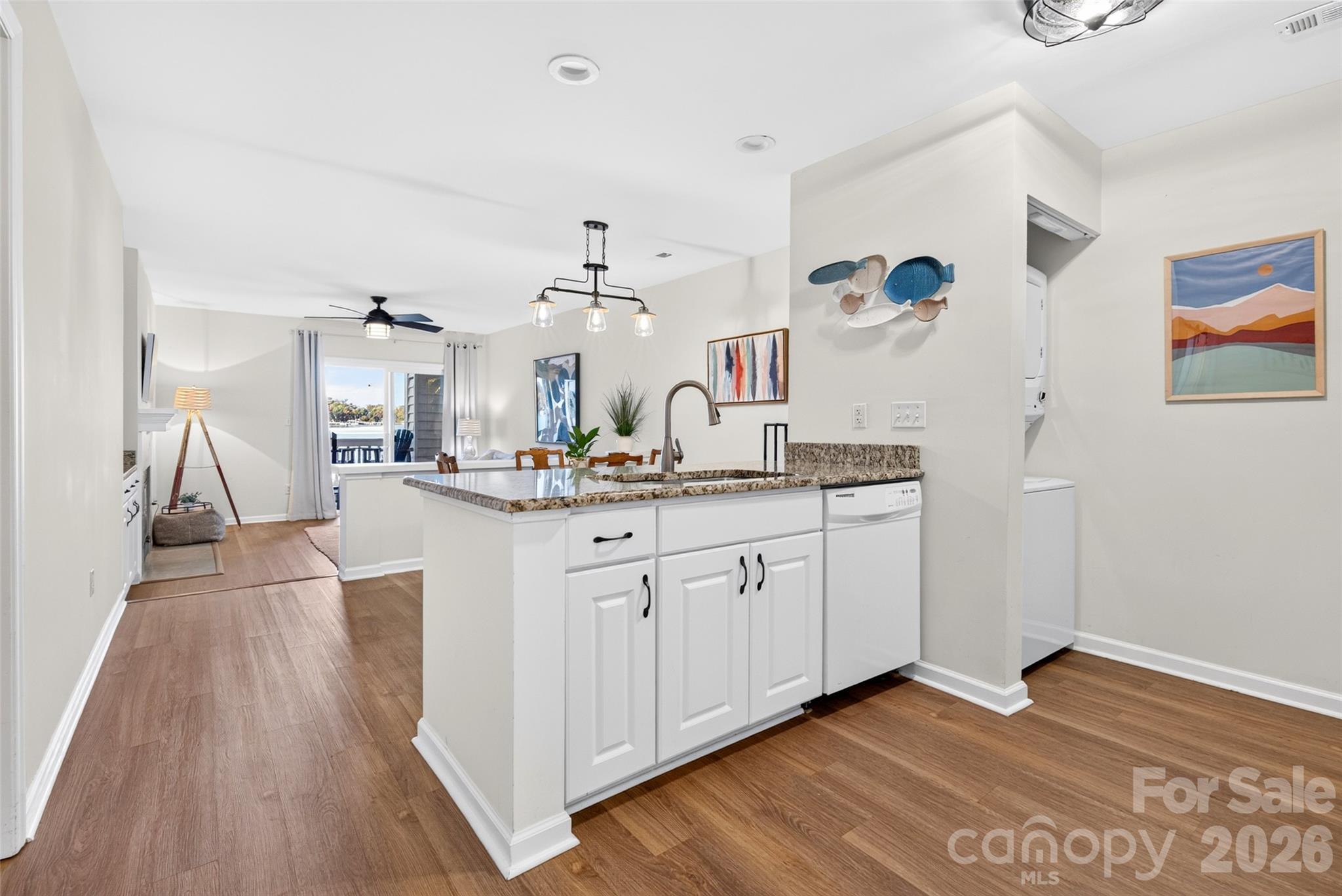 Beautiful and bright kitchen featuring GRANITE countertops - 928 Southwest Drive, Davidson