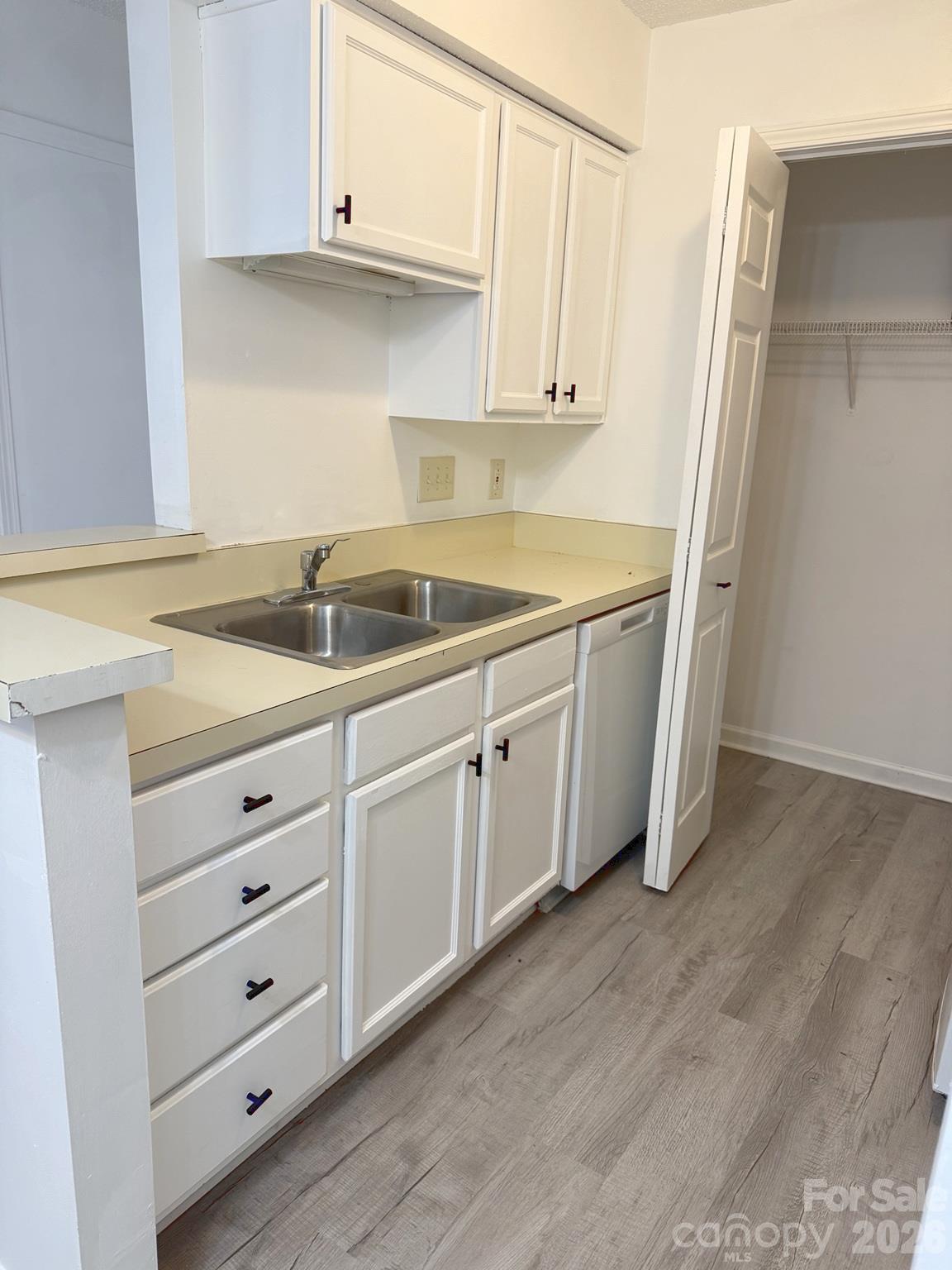Condominium at 8119 Tremaine Circle, Charlotte, photo 20 of 37