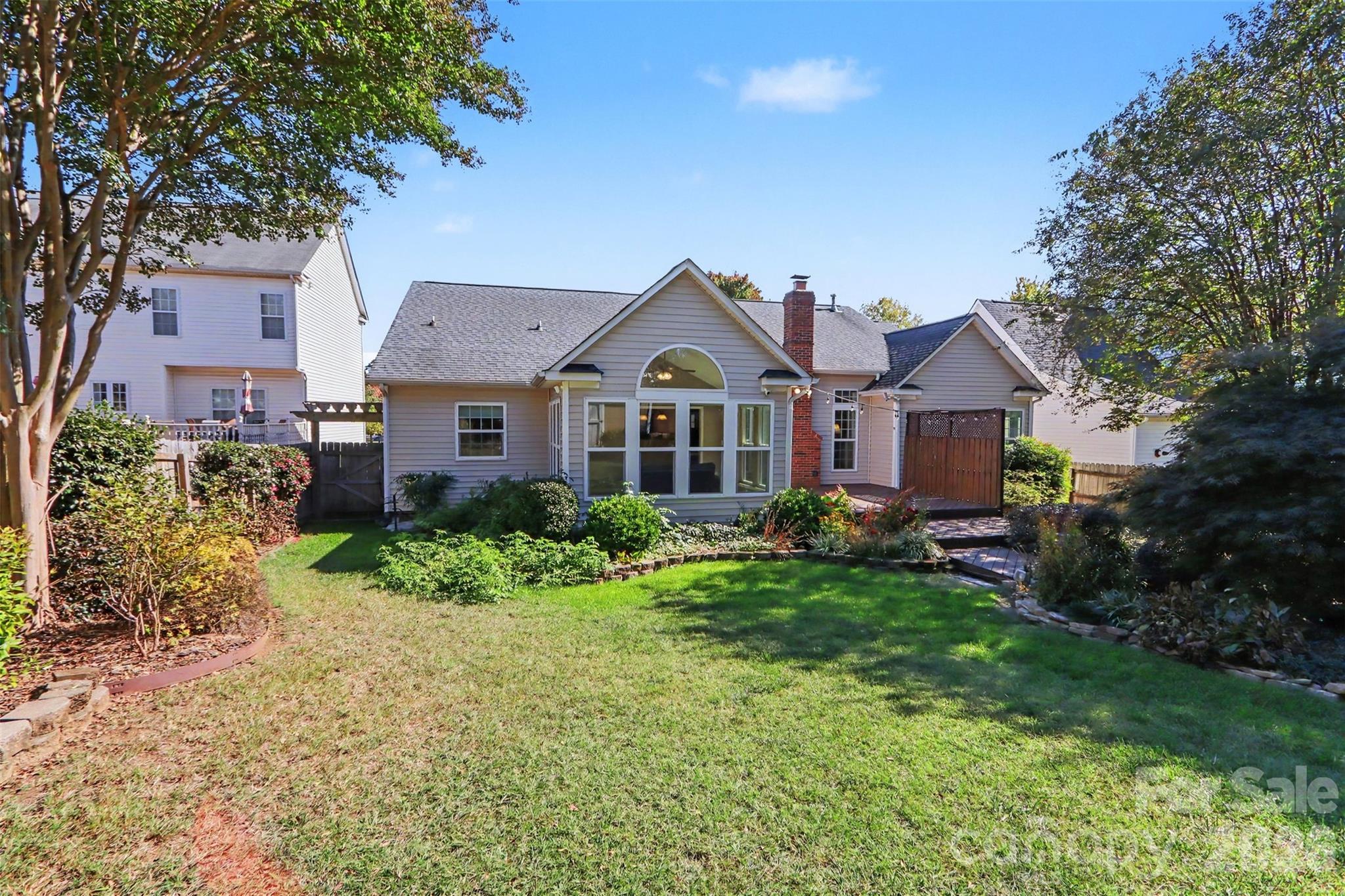 beautifully landscaped backyard - 6308 Creek Breeze Road, Charlotte
