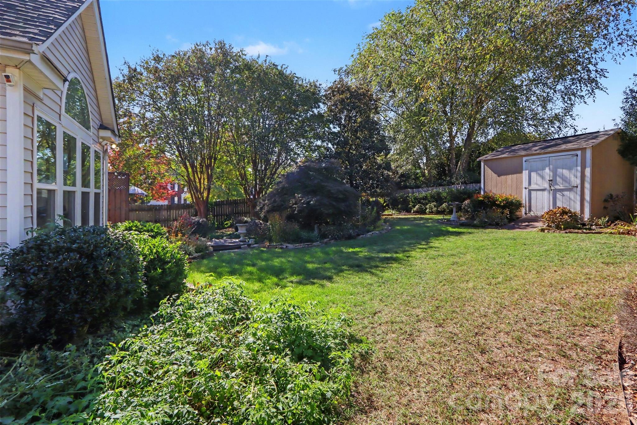 beautifully landscaped back yard - 6308 Creek Breeze Road, Charlotte