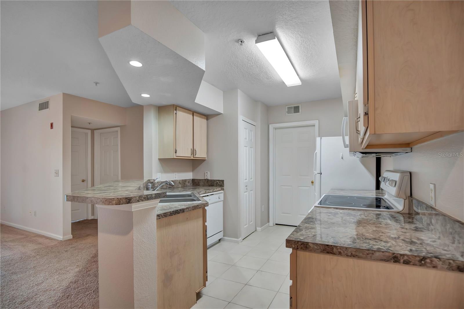 Condominium at 737 CREST PINES DR #623, ORLANDO, photo 9 of 36