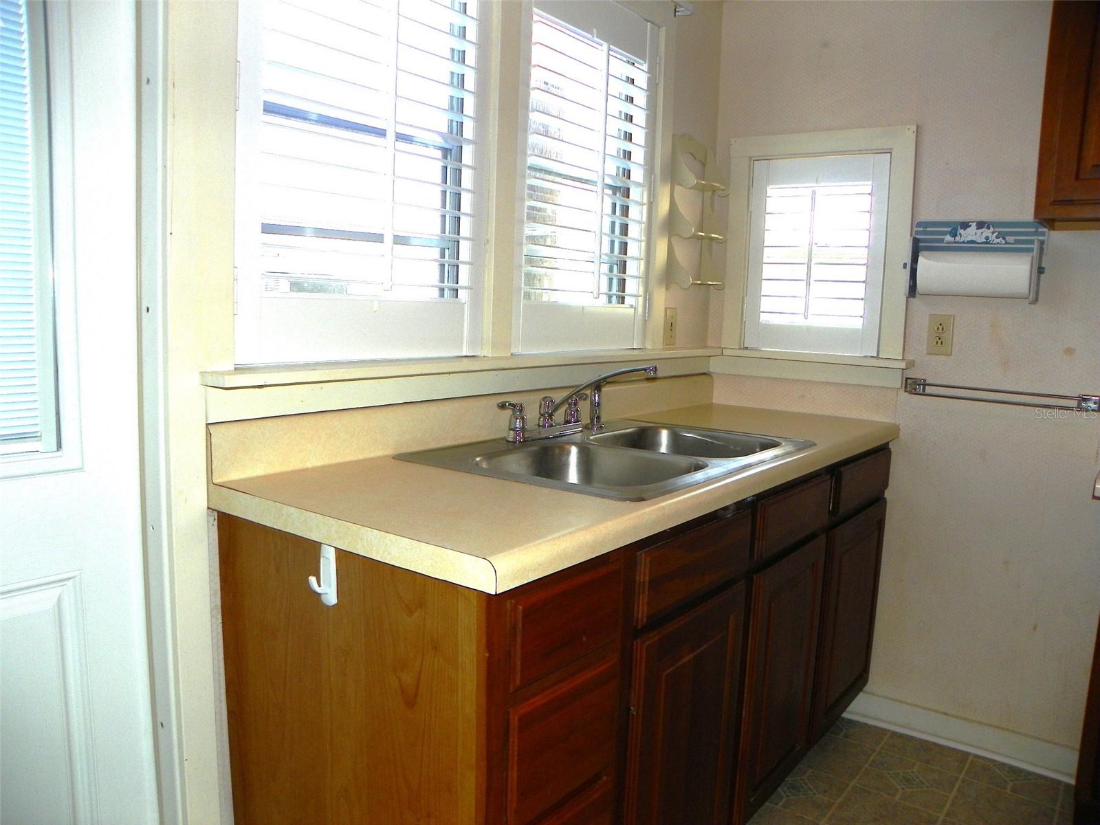Kitchen - 8 PLAZA ST E, BRADENTON