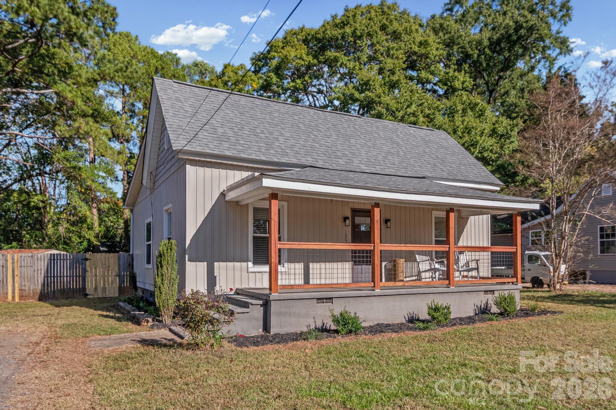Single Family Residence at 1003 Hull Street, Rock Hill, photo 3 of 35