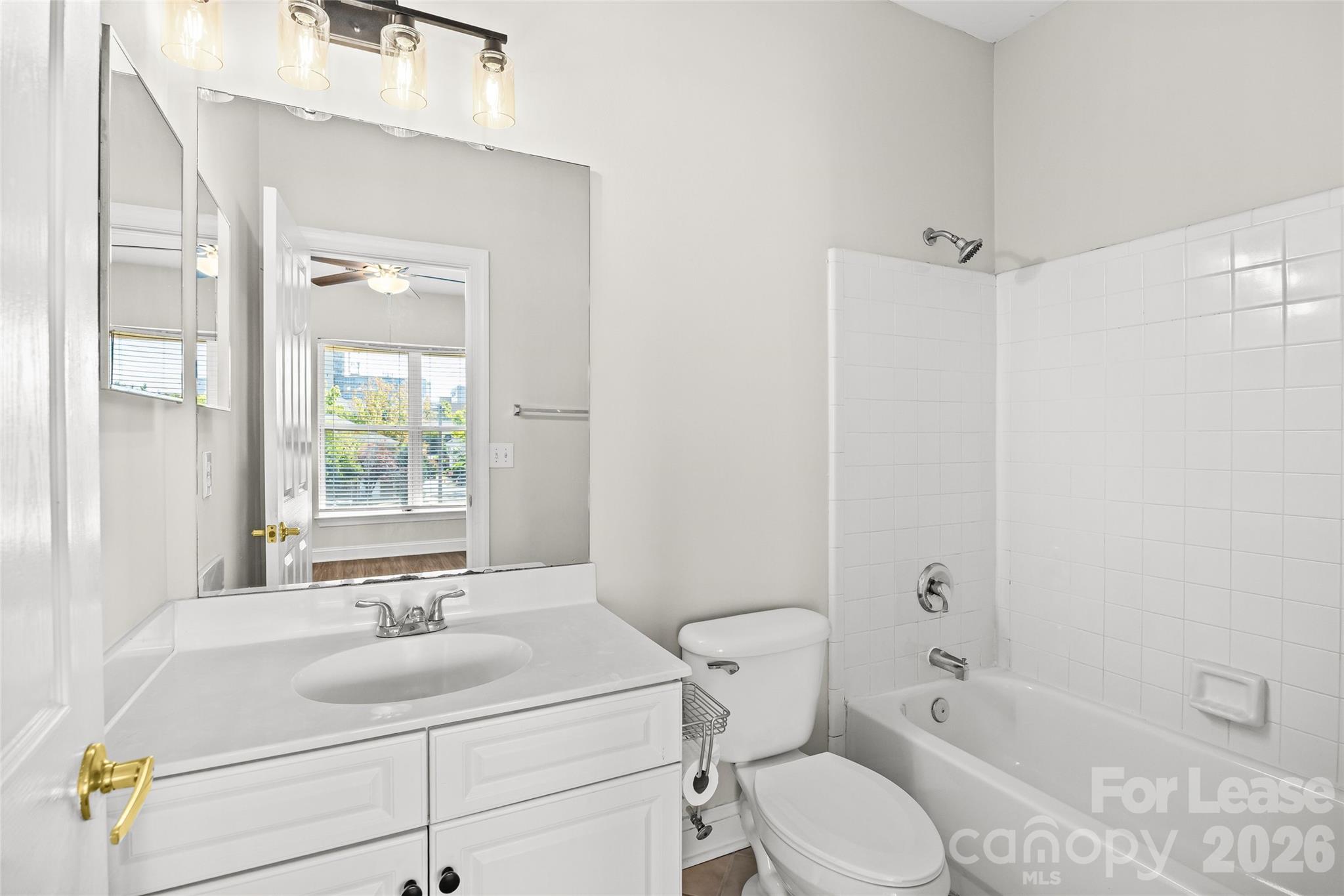 Full Bath 1 - 518 E 9th Street, Charlotte