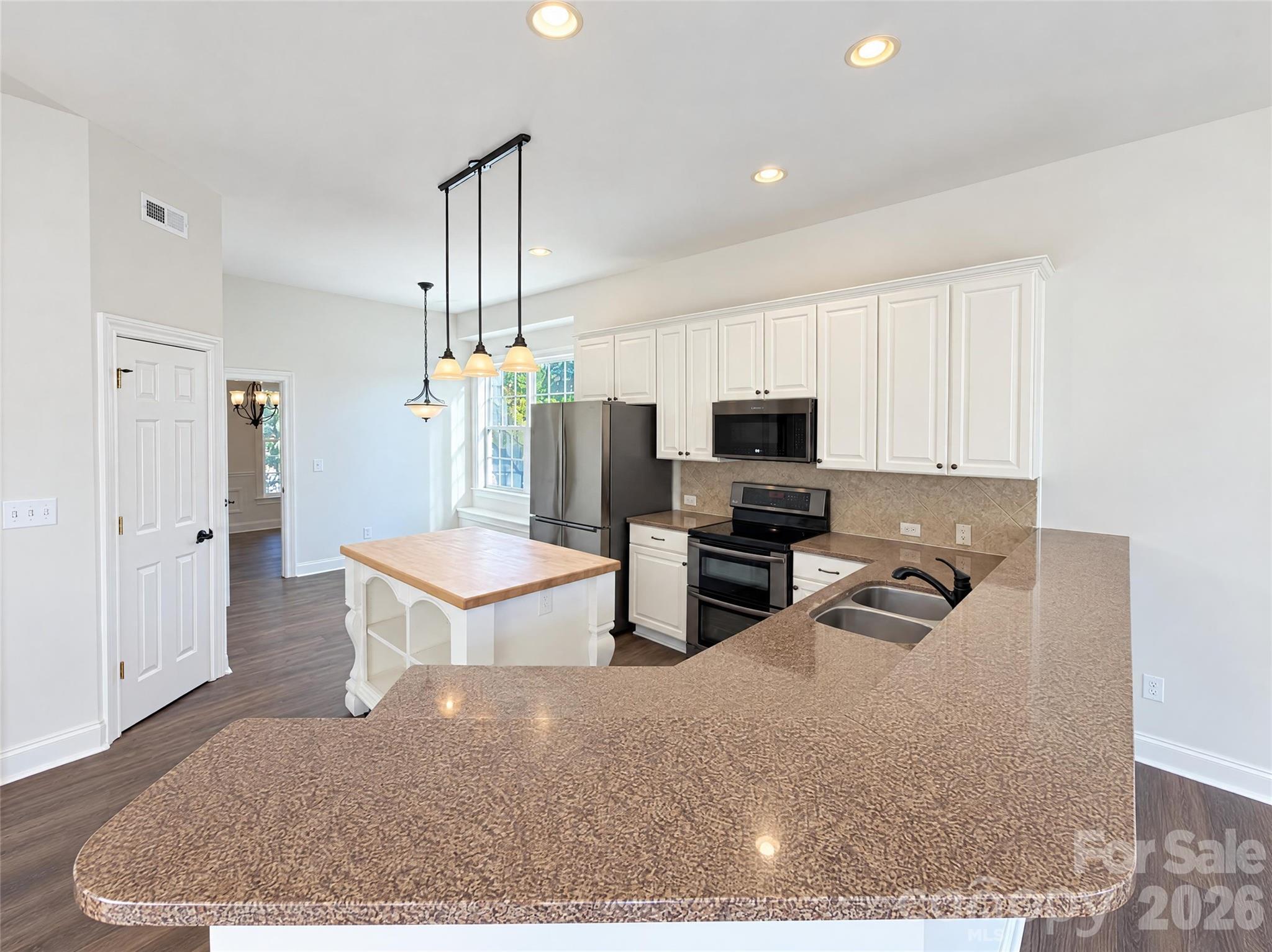 Single Family Residence at 2001 Gable Way Lane, Matthews, photo 6 of 28
