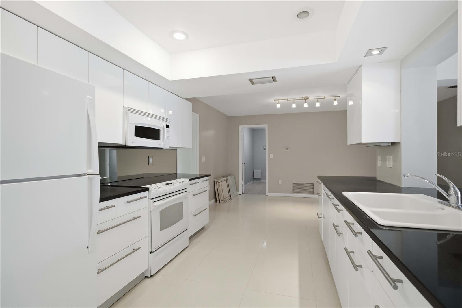 Single Family Residence at 139 ADAIR AVE, SARASOTA, photo 6 of 34