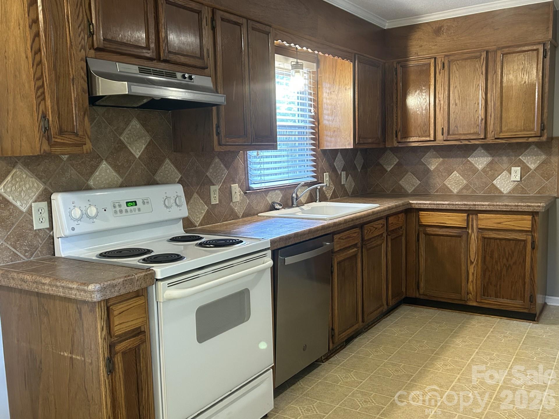 Single Family Residence at 1555 Brookbend Court, Fort Mill, photo 6 of 35