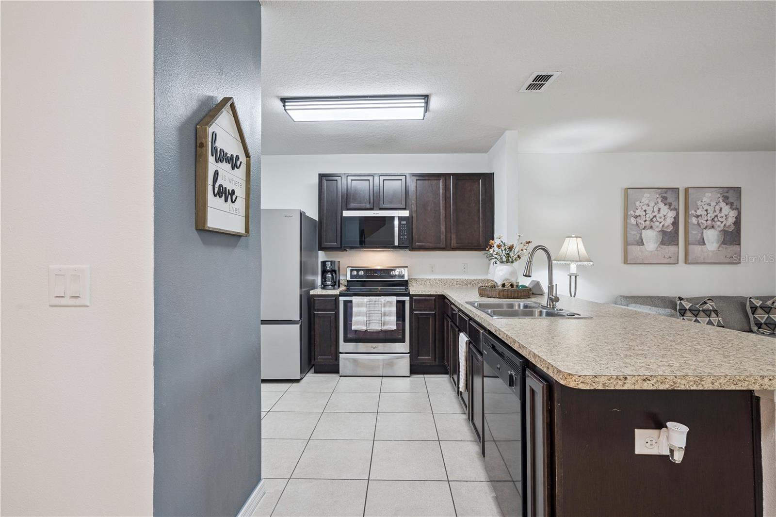 Townhouse at 359 ARBOR LAKES DR, DAVENPORT, photo 6 of 34