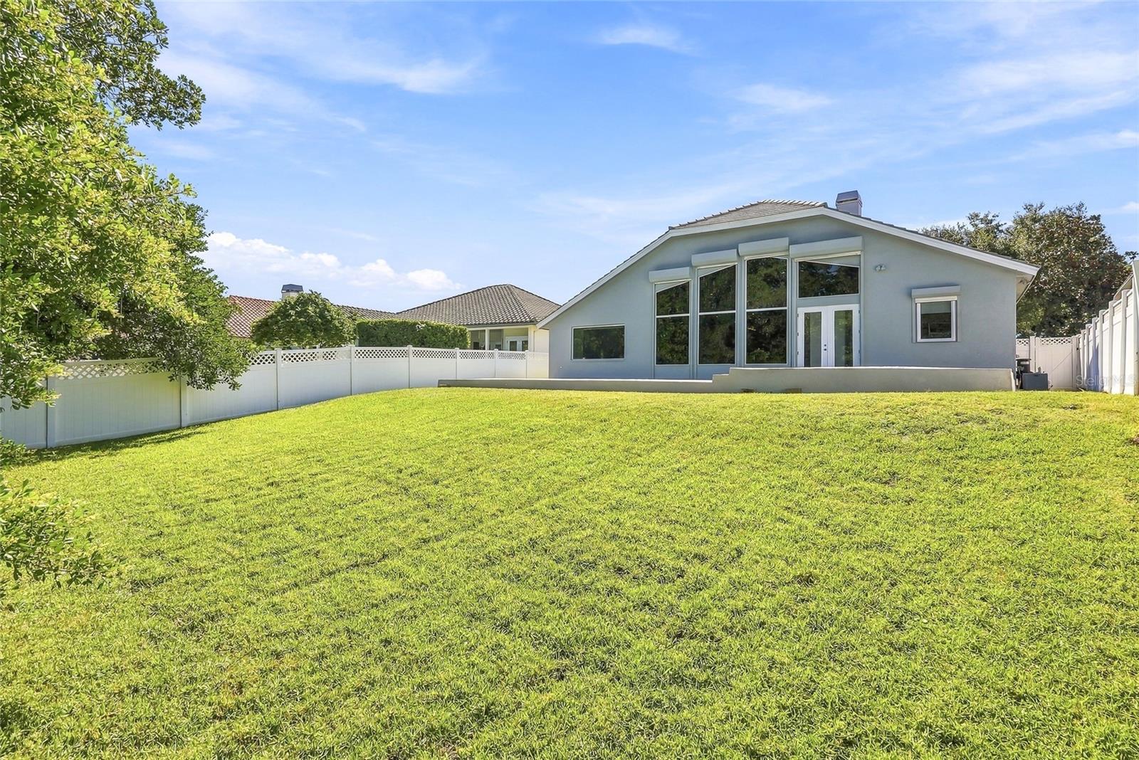 Impressive lawn of this fenced property. - 1101 DARLINGTON OAK DR NE, ST PETERSBURG