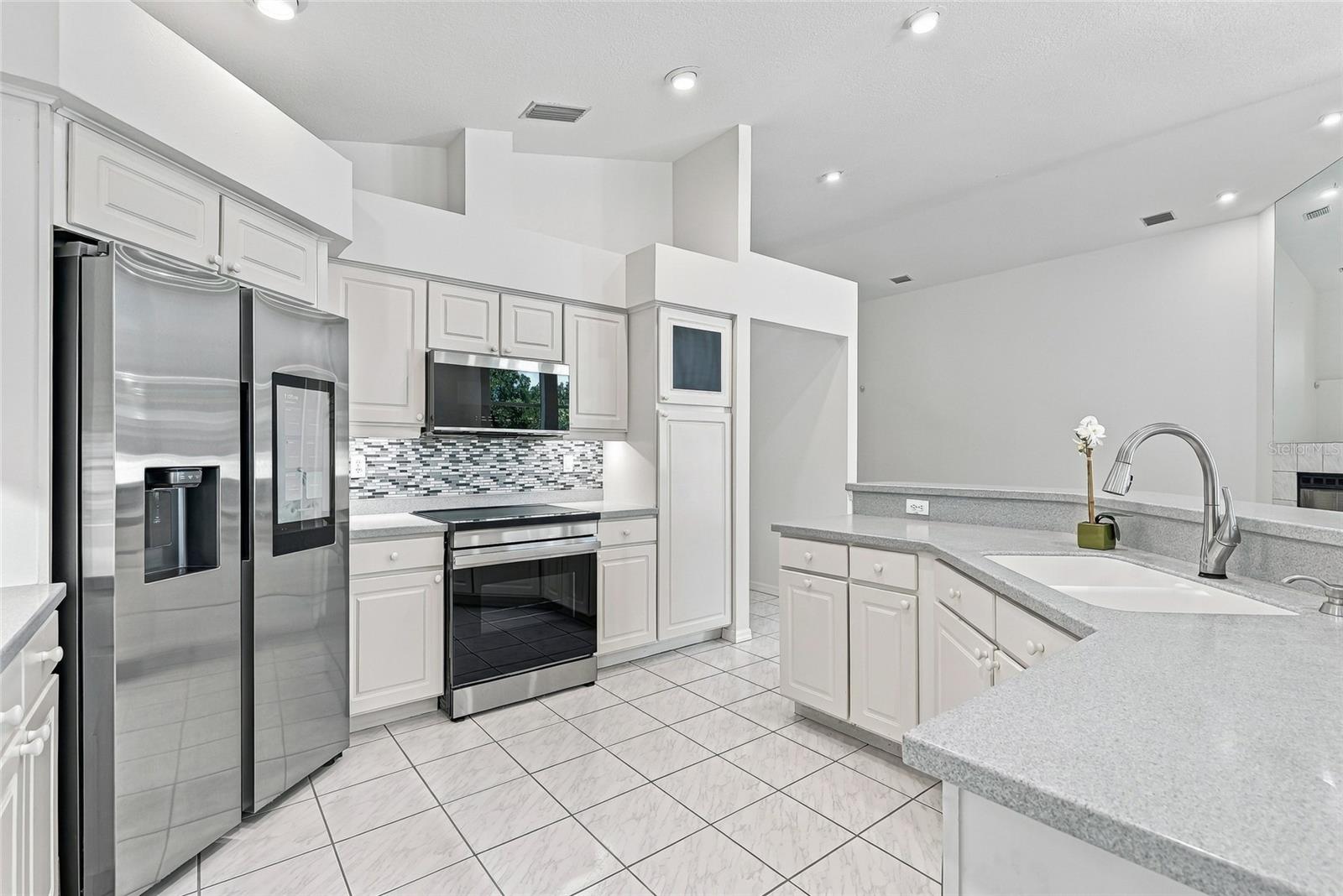 Single Family Residence at 1101 DARLINGTON OAK DR NE, ST PETERSBURG, photo 28 of 41