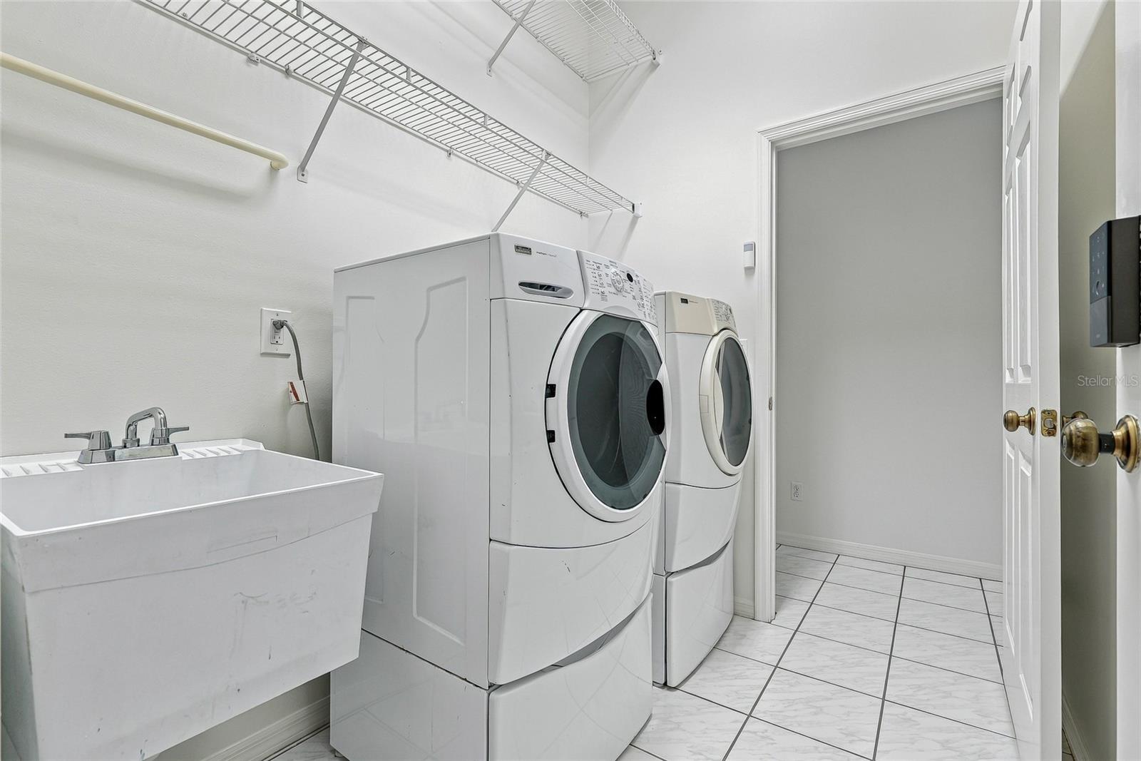 Interior laundry room and utility sink. - 1101 DARLINGTON OAK DR NE, ST PETERSBURG