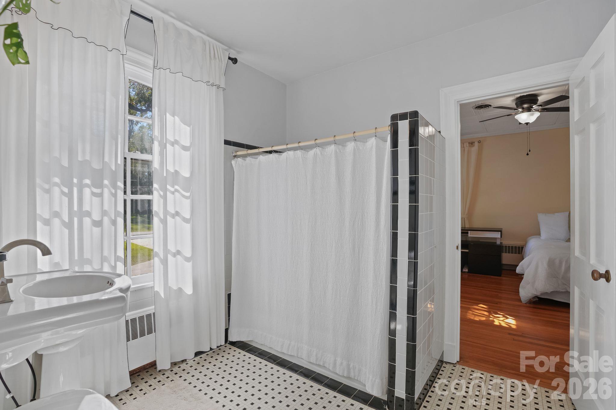 Full Bath in a Jack n Jill (shared Concept) with Bedroom 3 - 319 N Zion Street, Landis