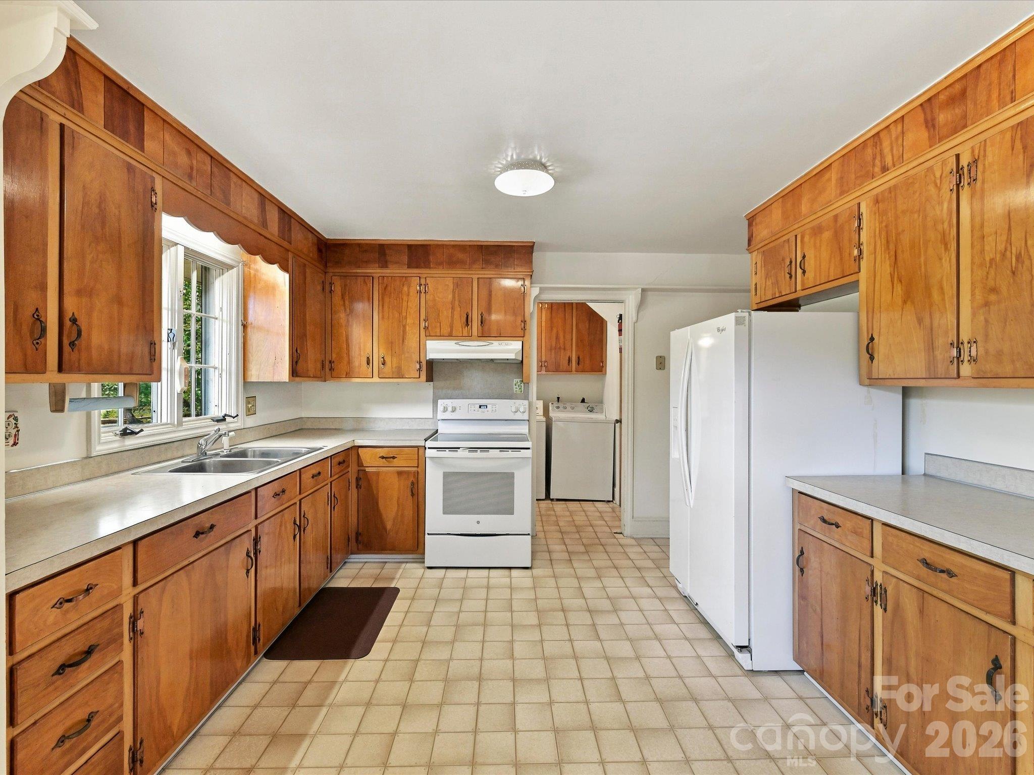 Kitchen - 1806 Lakeview Drive, Pineville