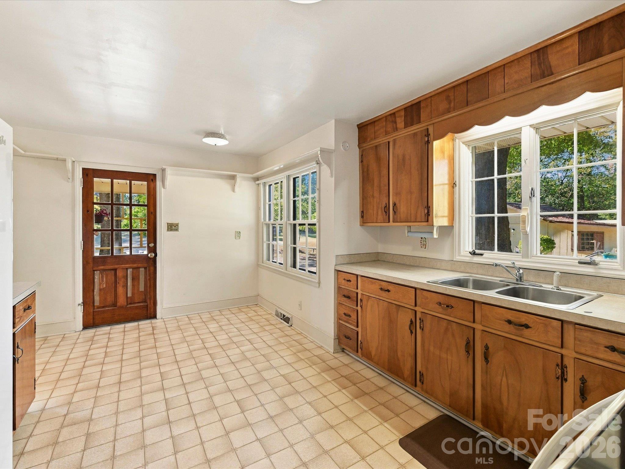 Kitchen - 1806 Lakeview Drive, Pineville