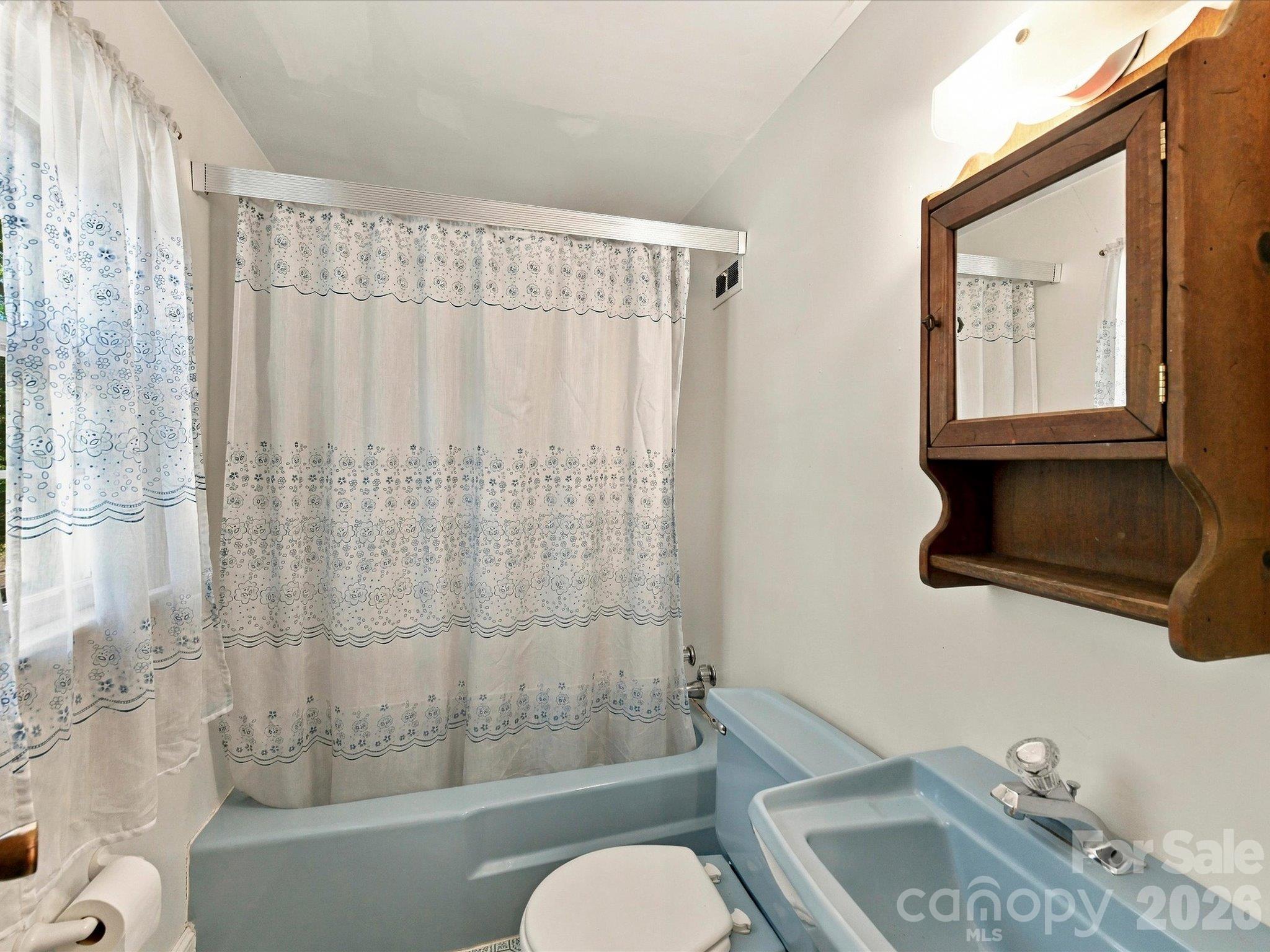 Full Bathroom, Upstairs - 1806 Lakeview Drive, Pineville
