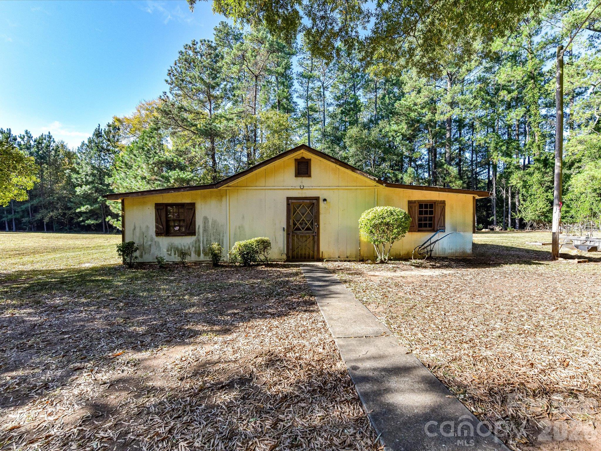 Outbuilding - 1806 Lakeview Drive, Pineville