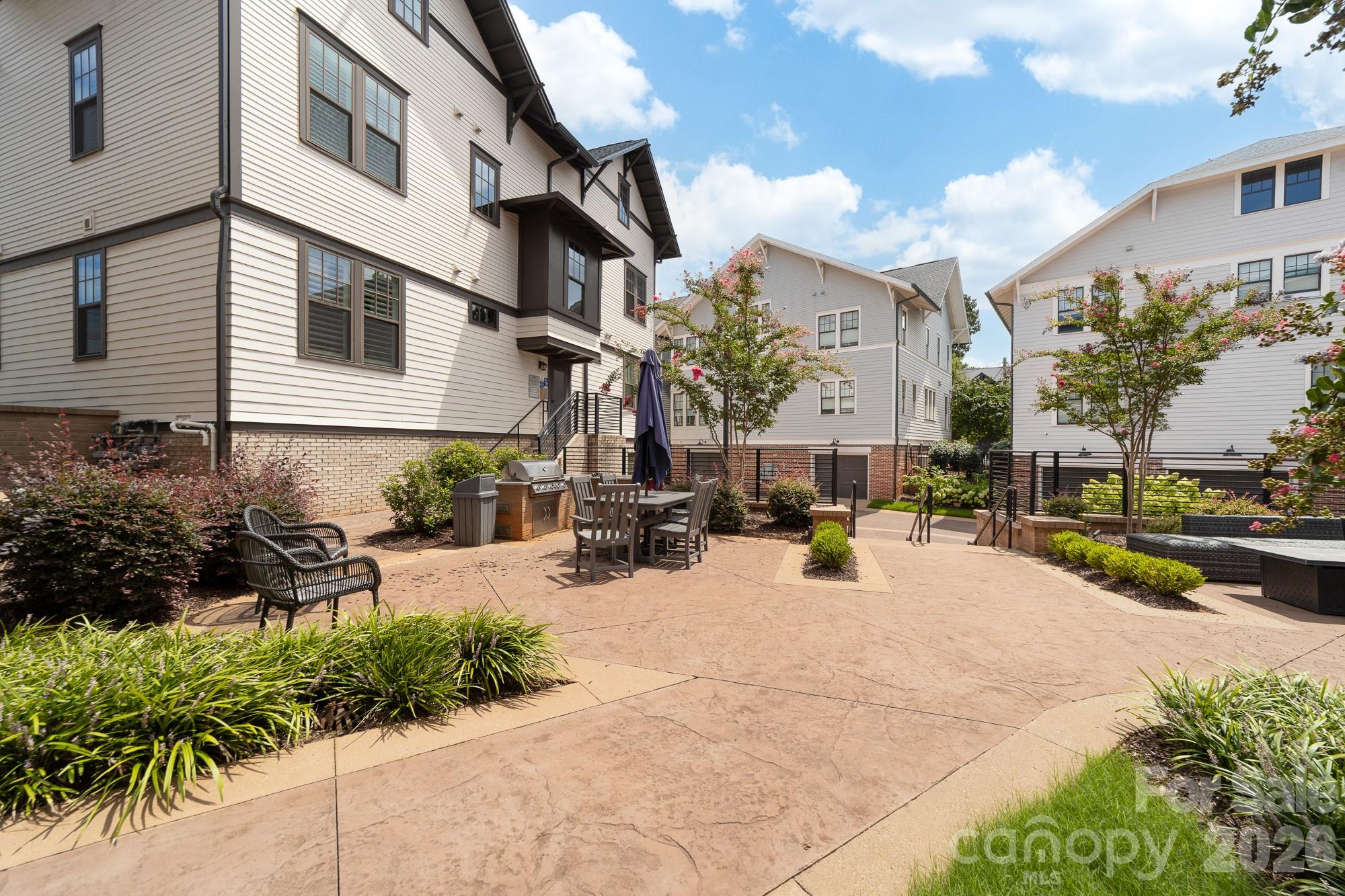 Courtyard with table & chairs for outdoor dining - 2401 Euclid Avenue, Charlotte