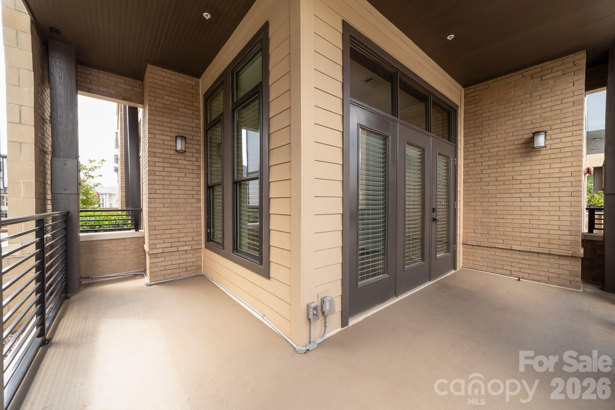 It warps around to the side. - 2401 Euclid Avenue, Charlotte
