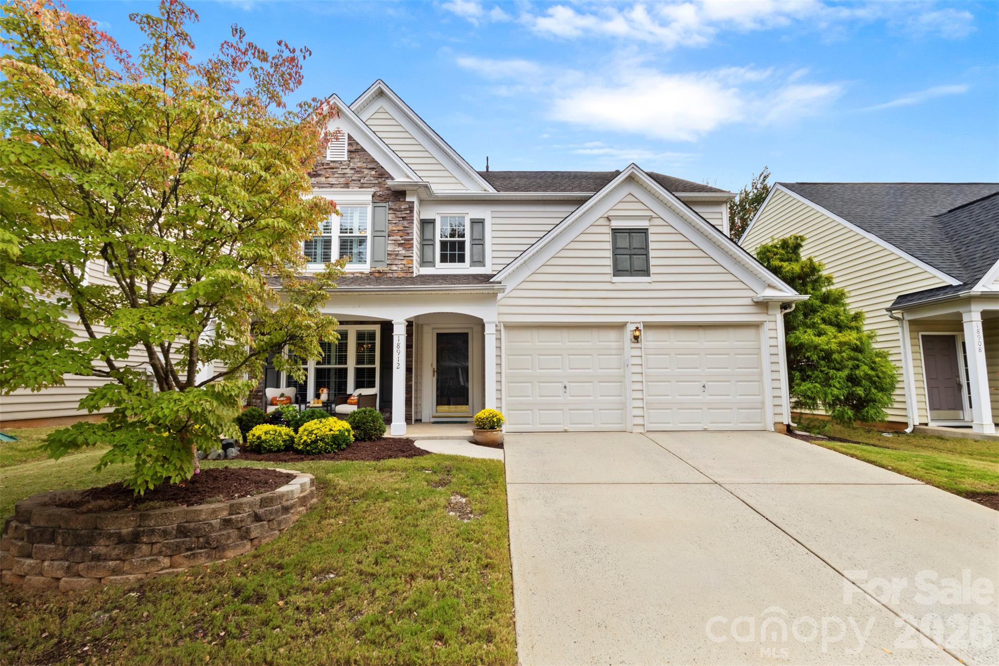 Excellent curb appeal and usable driveway - 18912 Harbor Cove Drive, Cornelius