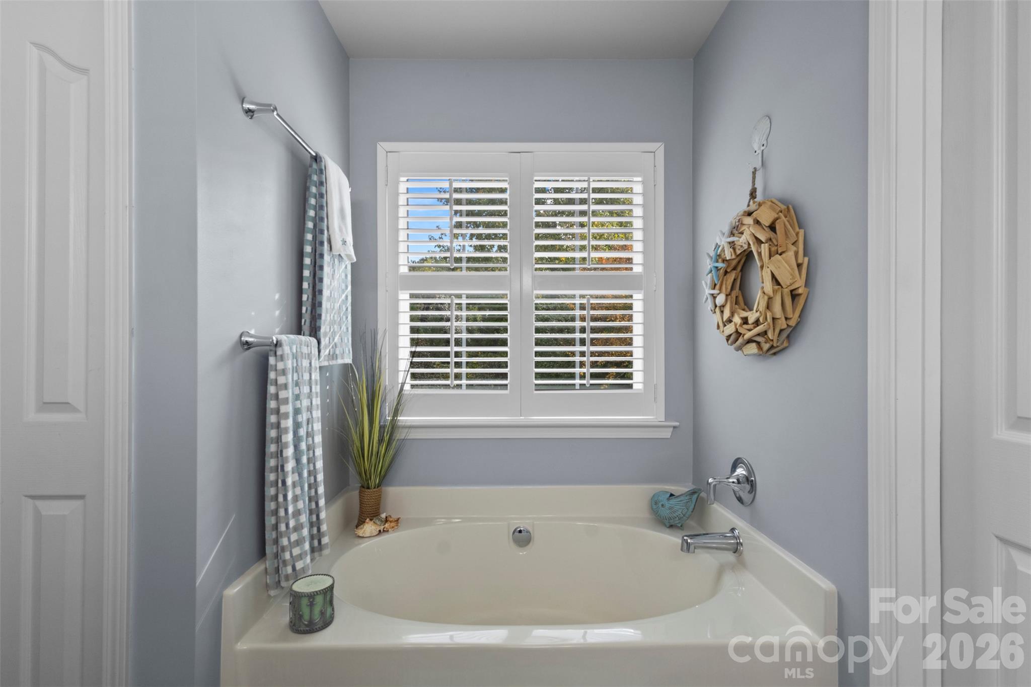 Soaking tub overlooking the backyard - 18912 Harbor Cove Drive, Cornelius