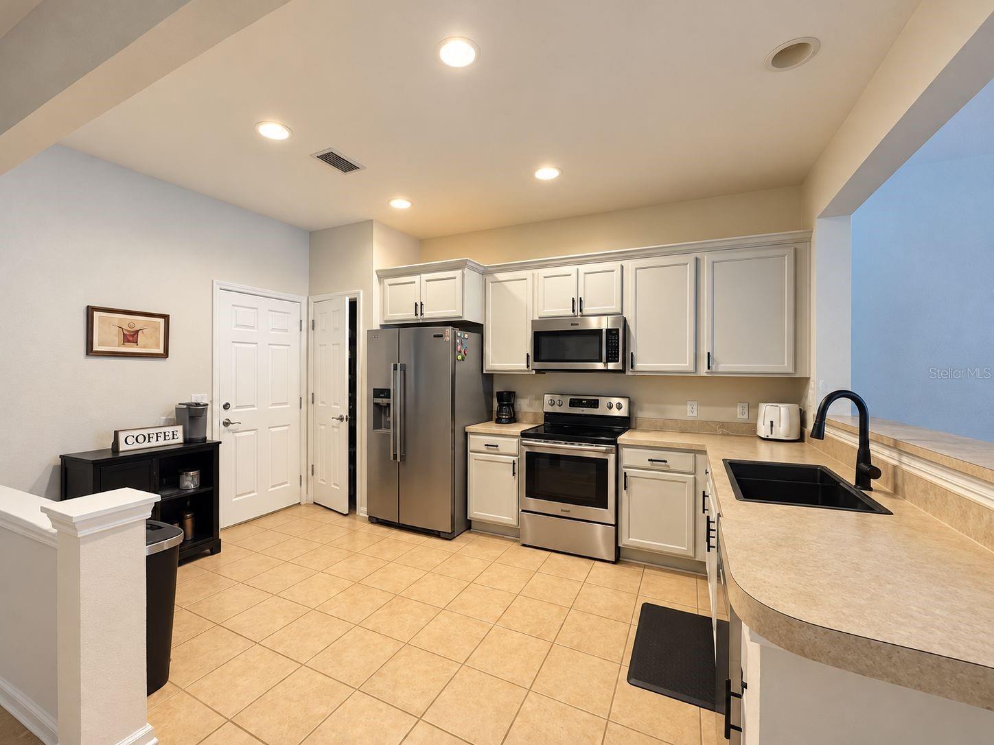 Townhouse at 10204 ESTERO BAY LN, TAMPA, photo 6 of 19
