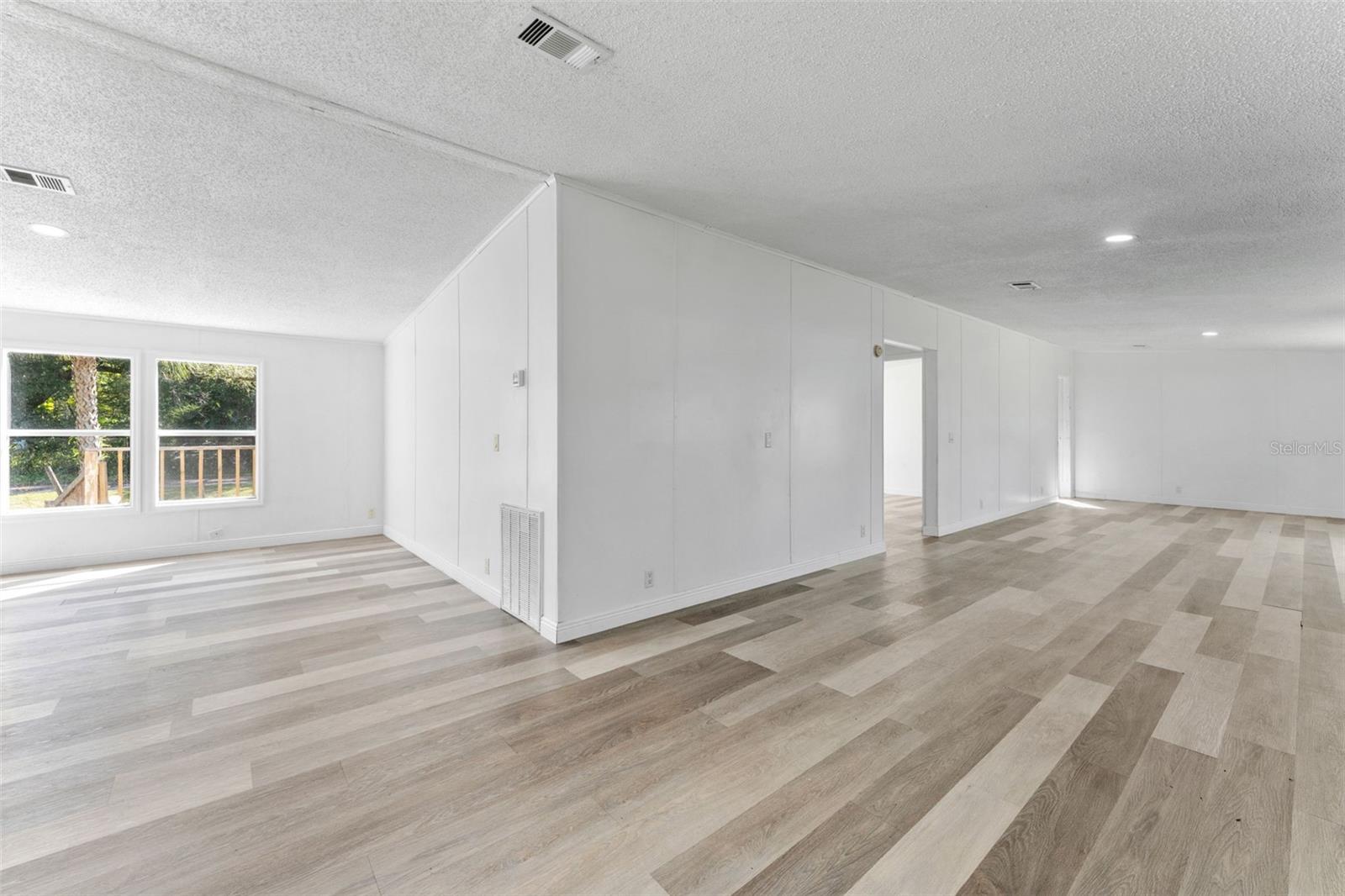 Manufactured Home at 11004 KITTY HAWK DR, TAMPA, photo 12 of 46