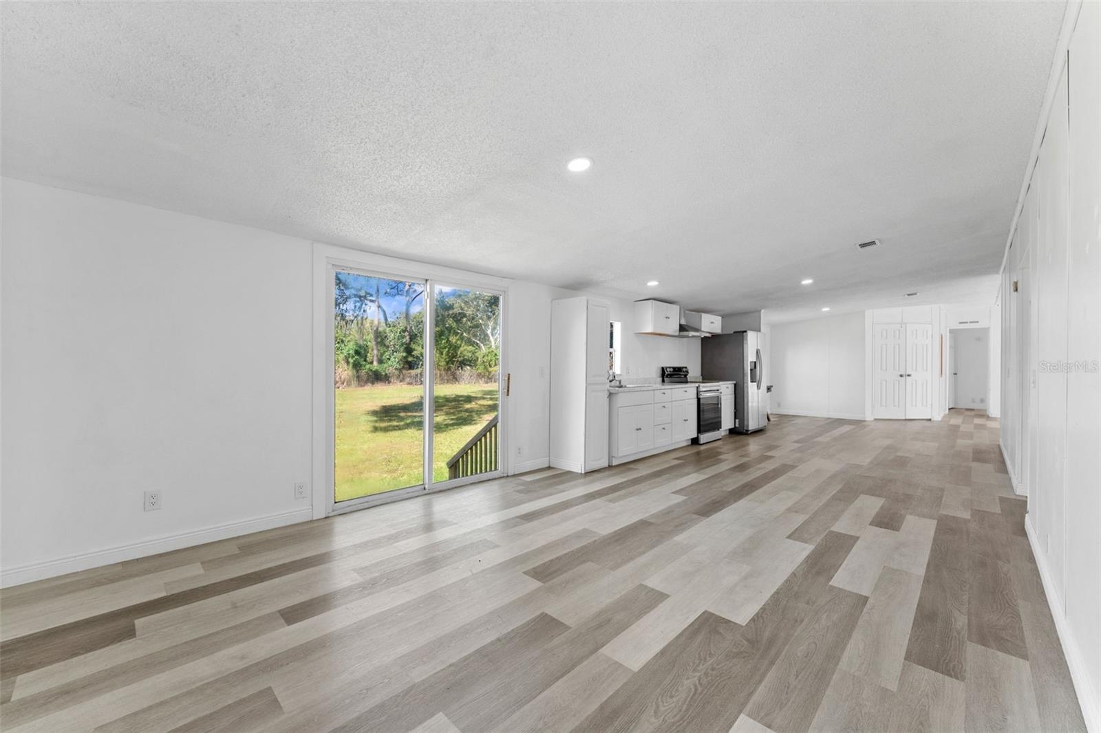 Manufactured Home at 11004 KITTY HAWK DR, TAMPA, photo 13 of 46