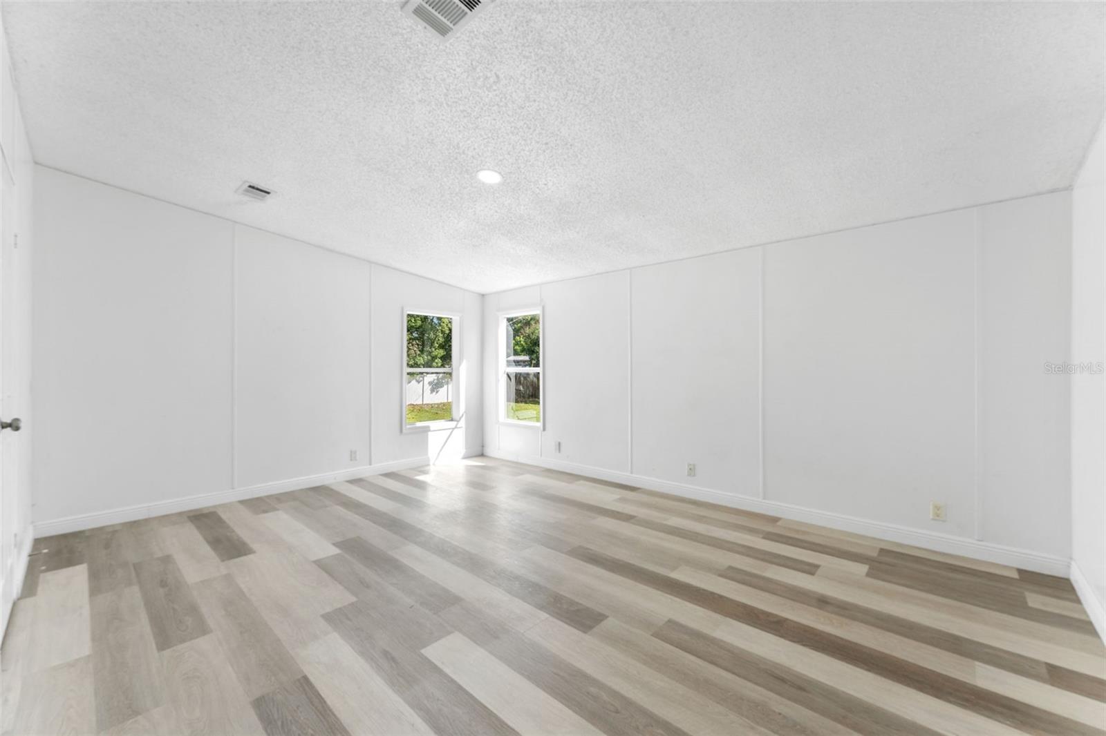 Manufactured Home at 11004 KITTY HAWK DR, TAMPA, photo 17 of 46