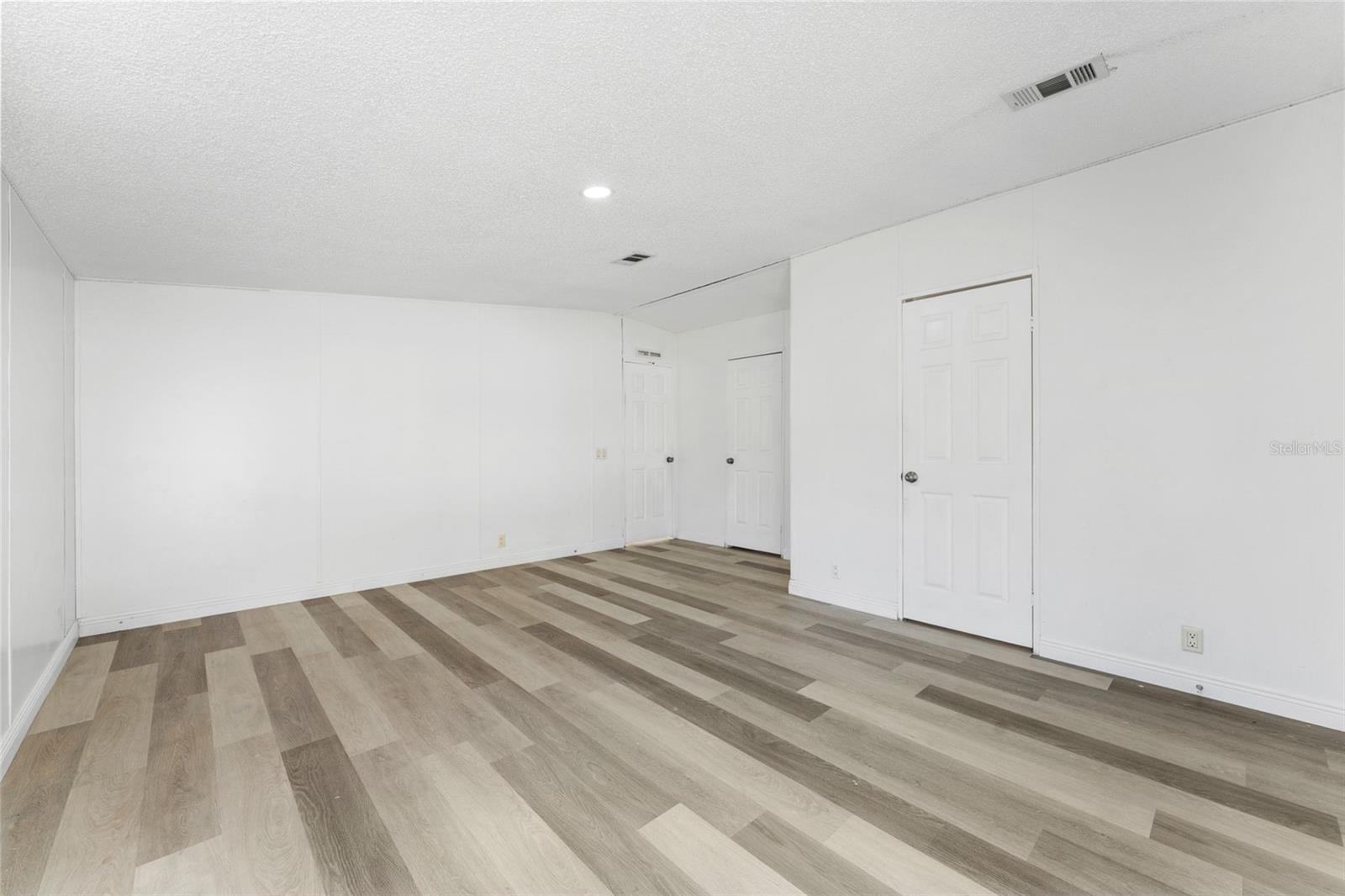 Manufactured Home at 11004 KITTY HAWK DR, TAMPA, photo 19 of 46